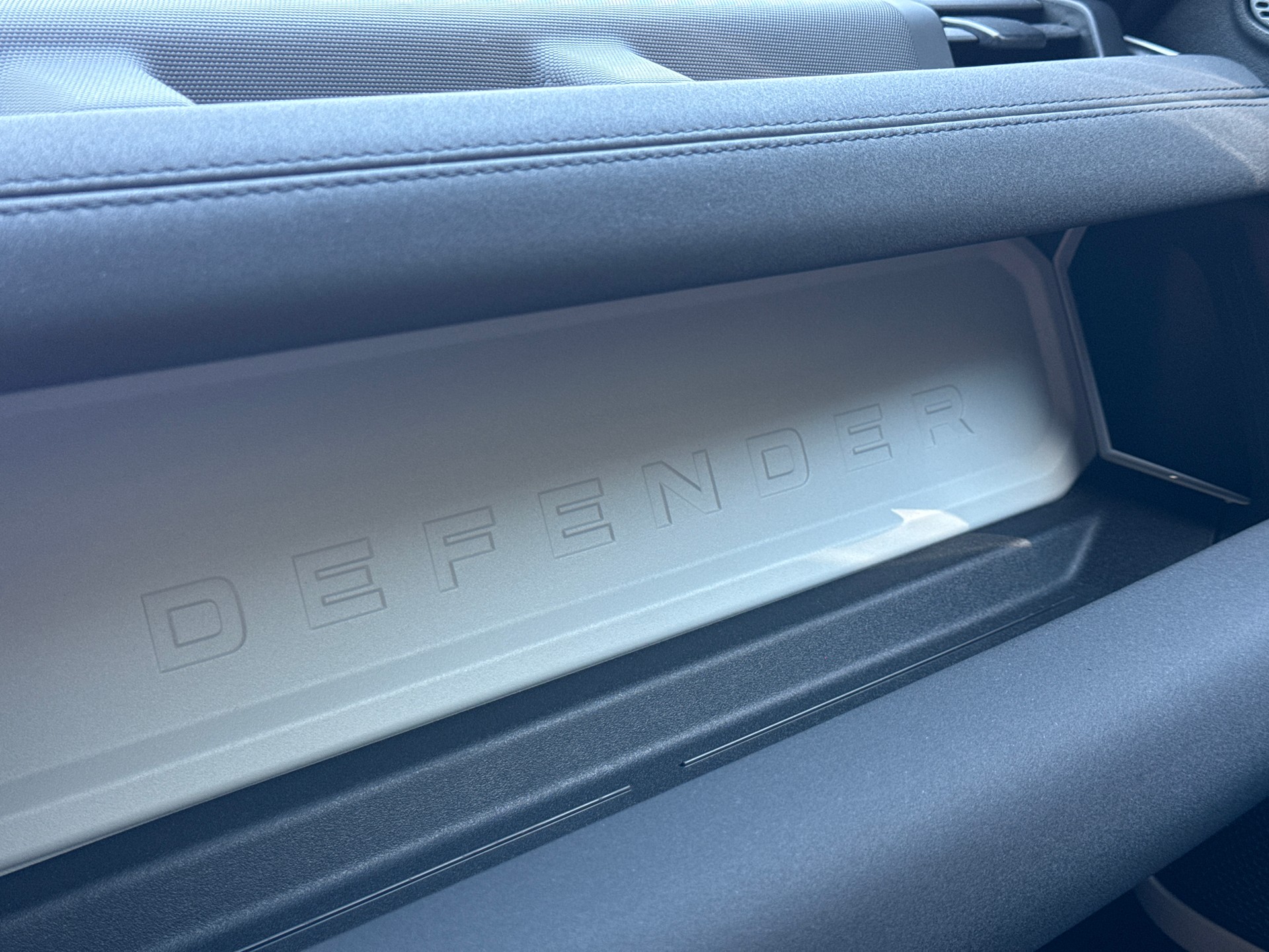 LAND ROVER Defender 110 P400e Si4 PHEV HSE AT8-image-16