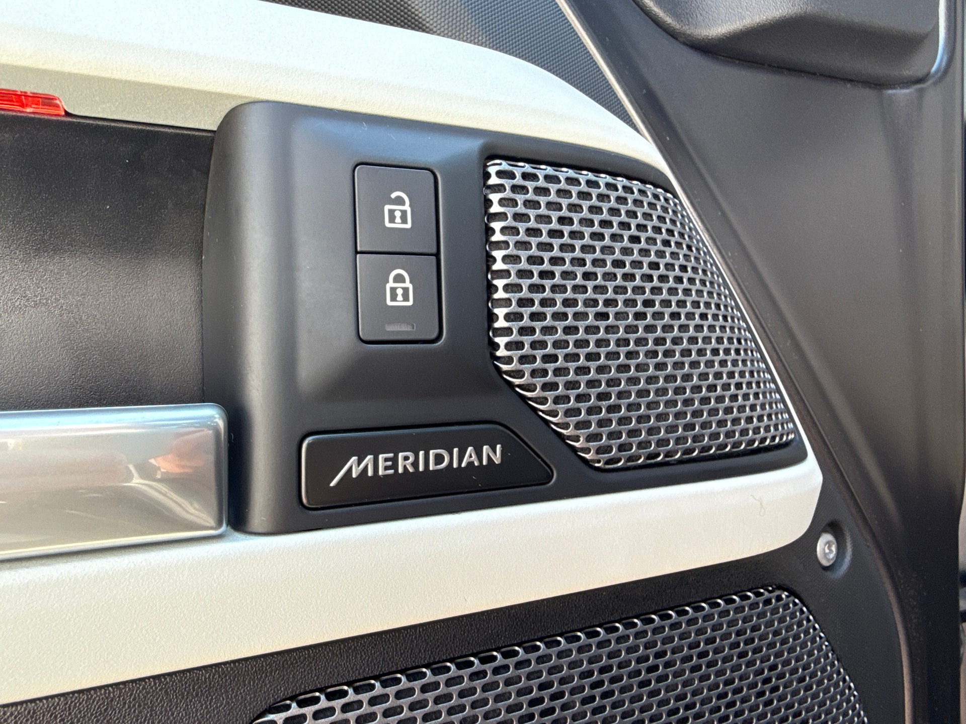 LAND ROVER Defender 110 P400e Si4 PHEV HSE AT8-image-13
