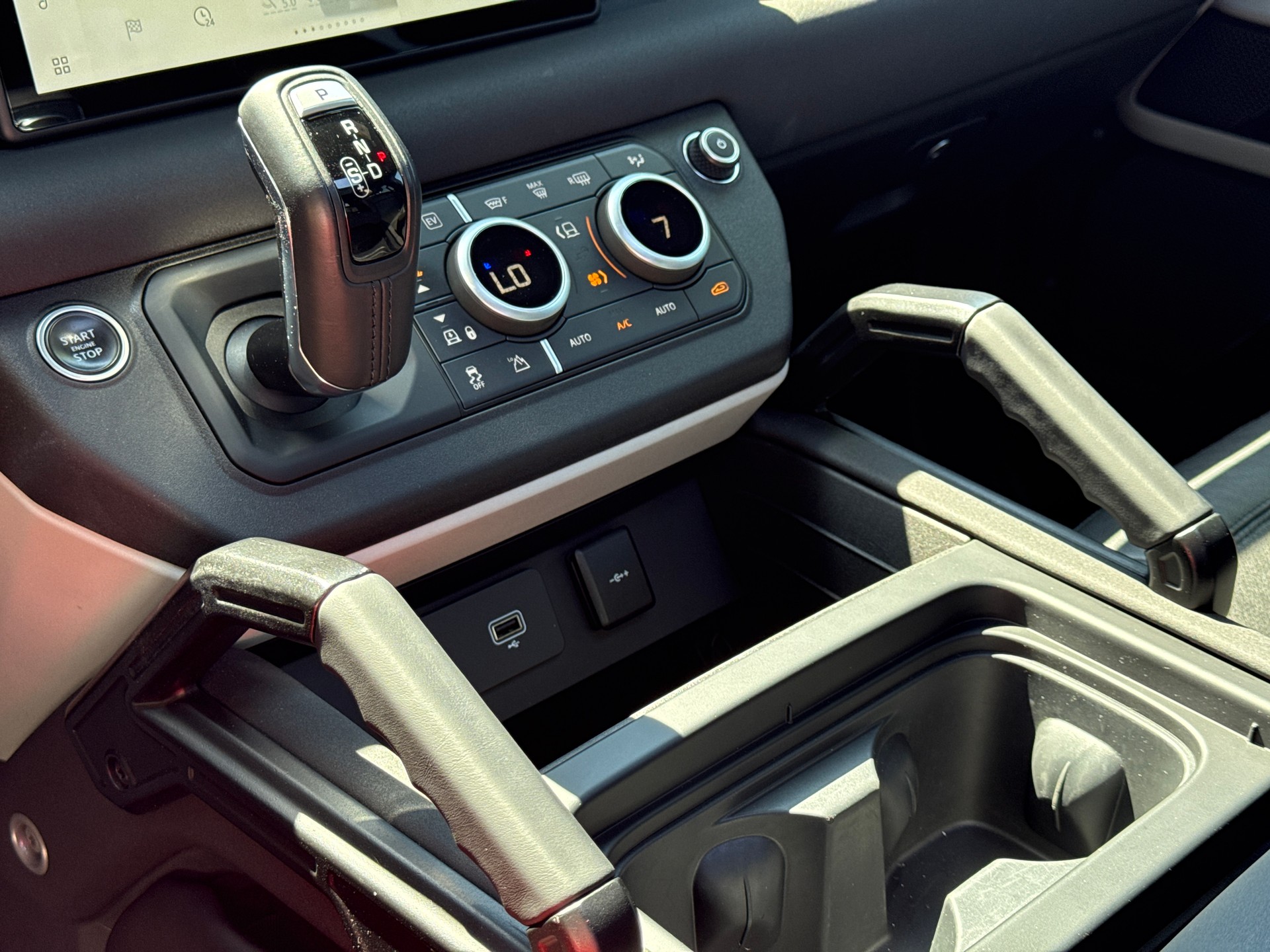 LAND ROVER Defender 110 P400e Si4 PHEV HSE AT8-image-12