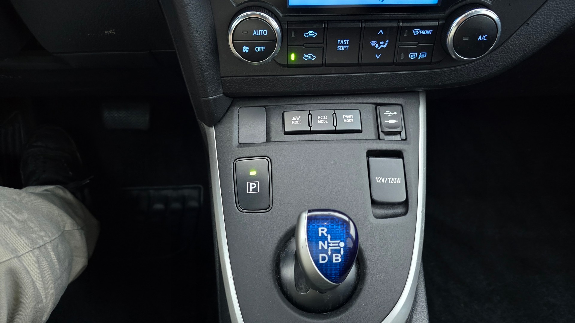 TOYOTA Auris 1.8 16V HSD Linea Trend-image-22