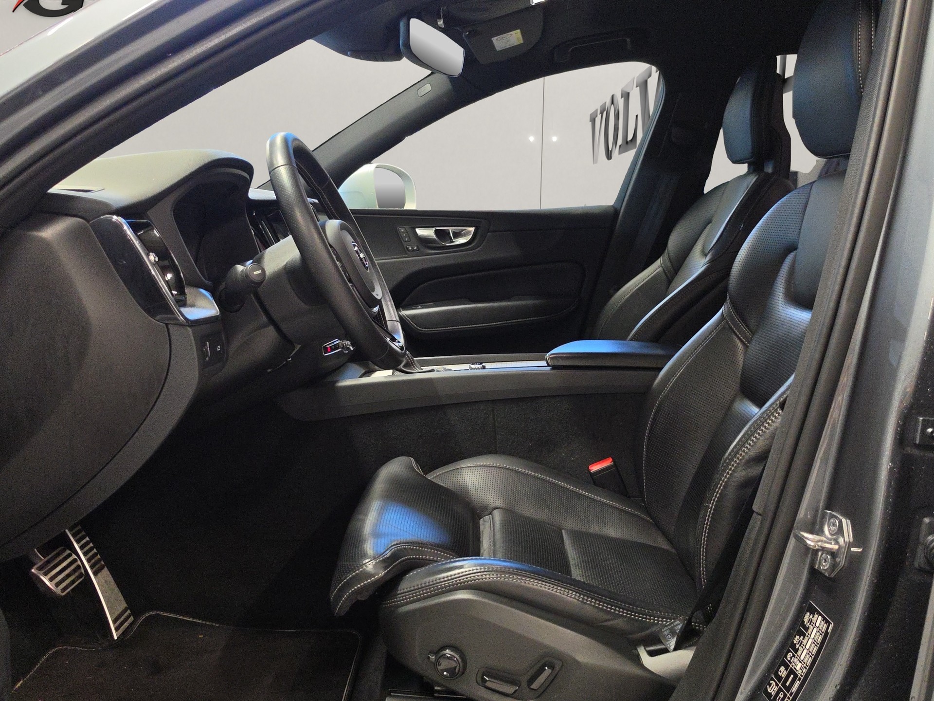 VOLVO XC60 2.0 D5 R-Design AWD-image-9