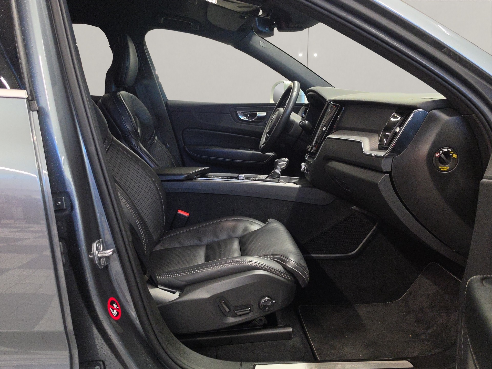 VOLVO XC60 2.0 D5 R-Design AWD-image-11