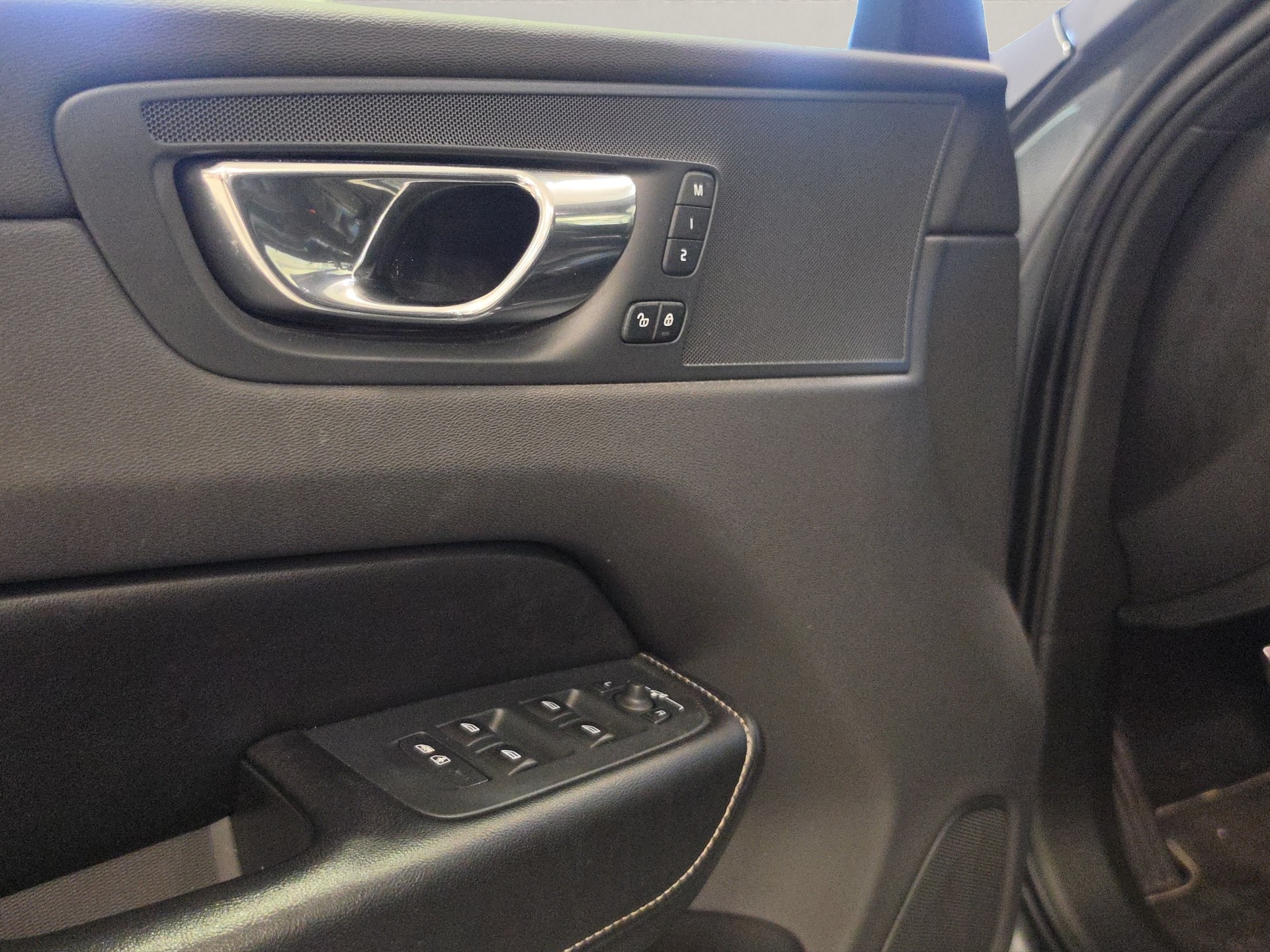 VOLVO XC60 2.0 D5 R-Design AWD-image-10