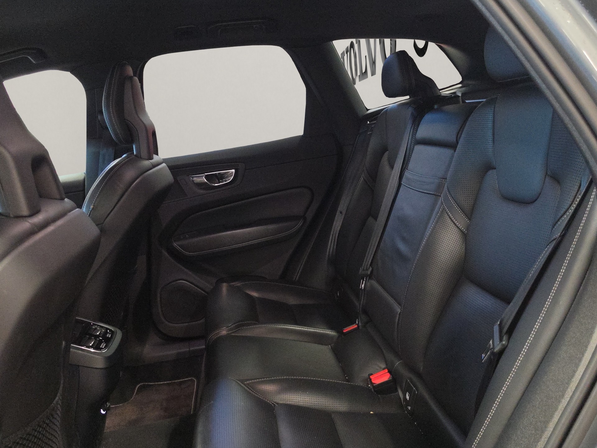 VOLVO XC60 2.0 D5 R-Design AWD-image-16