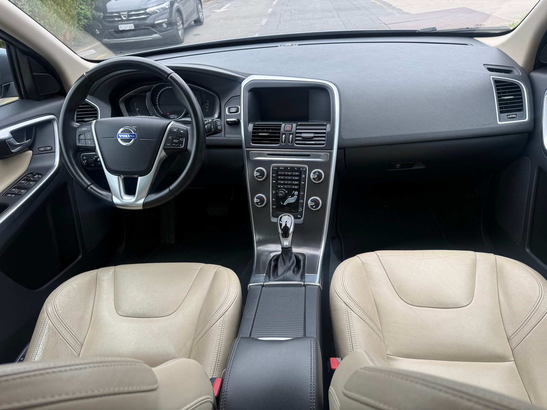 VOLVO XC60 D4 AWD Executive Plus Geartronic-image-9