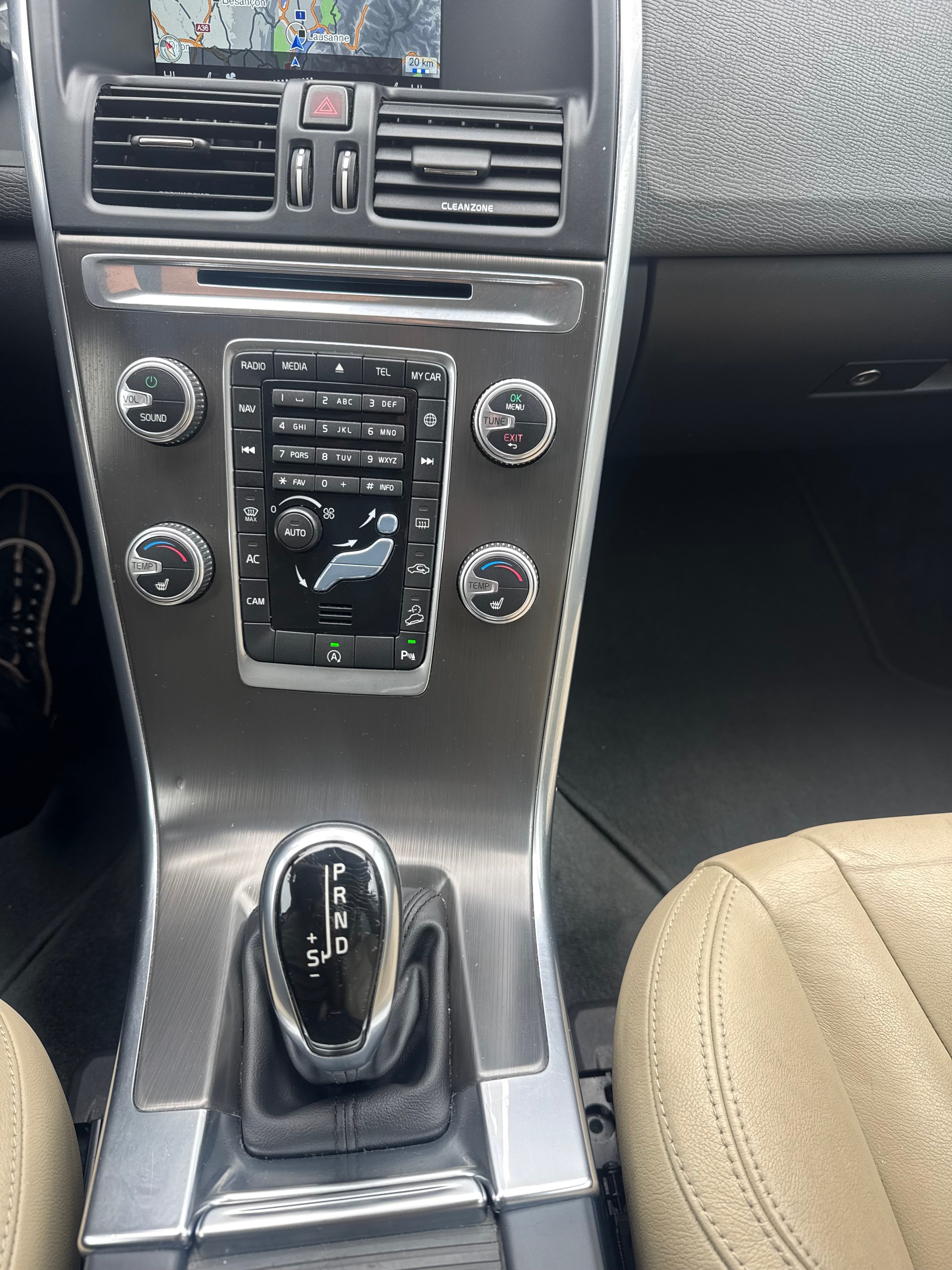 VOLVO XC60 D4 AWD Executive Plus Geartronic-image-12