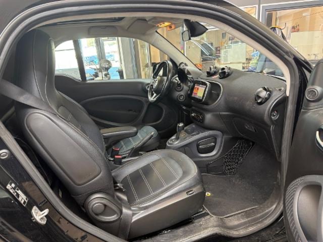 SMART fortwo black pearl-image-5