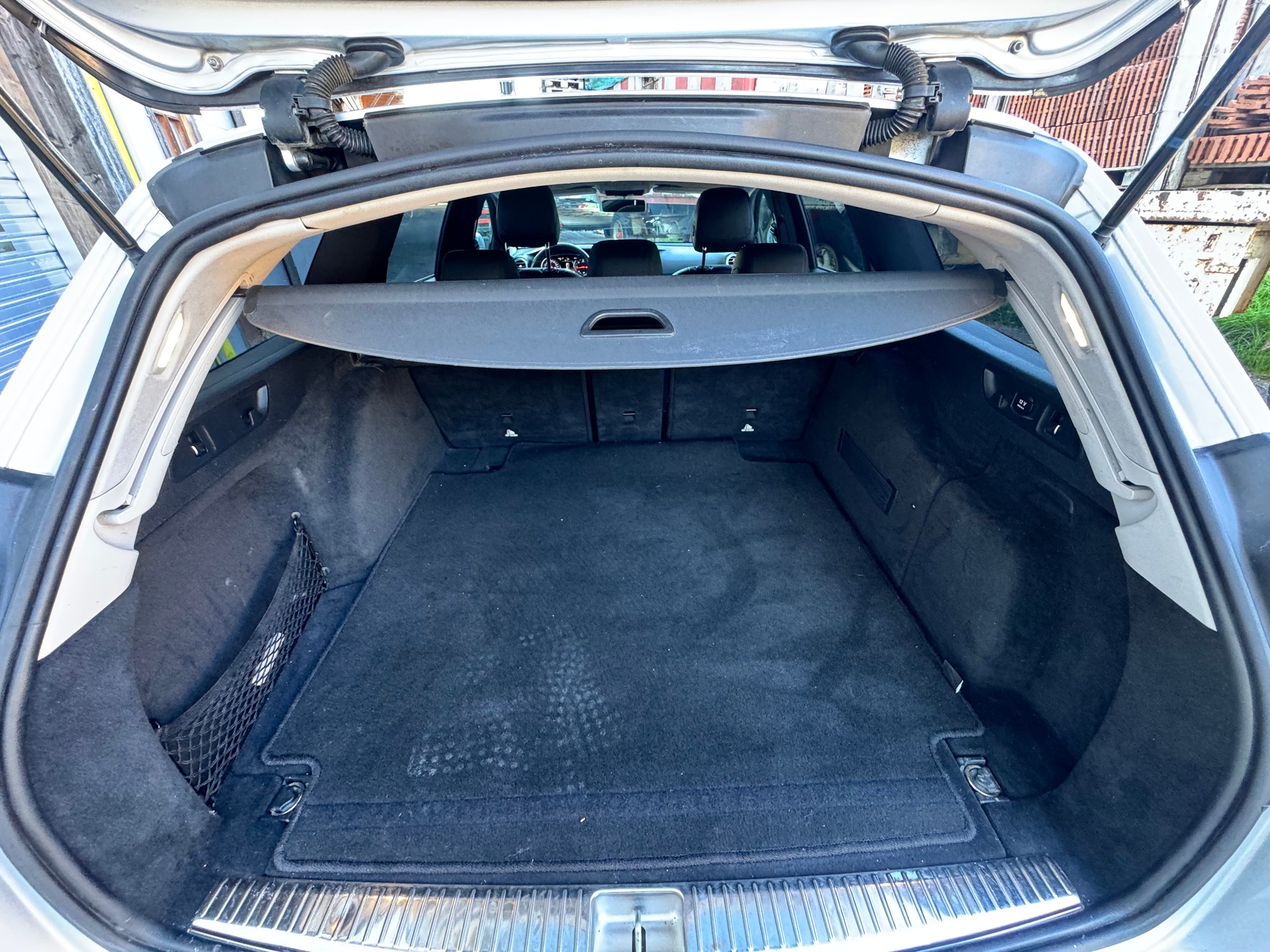 MERCEDES-BENZ E 220 d Avantgarde 4Matic 9G-Tronic-image-13