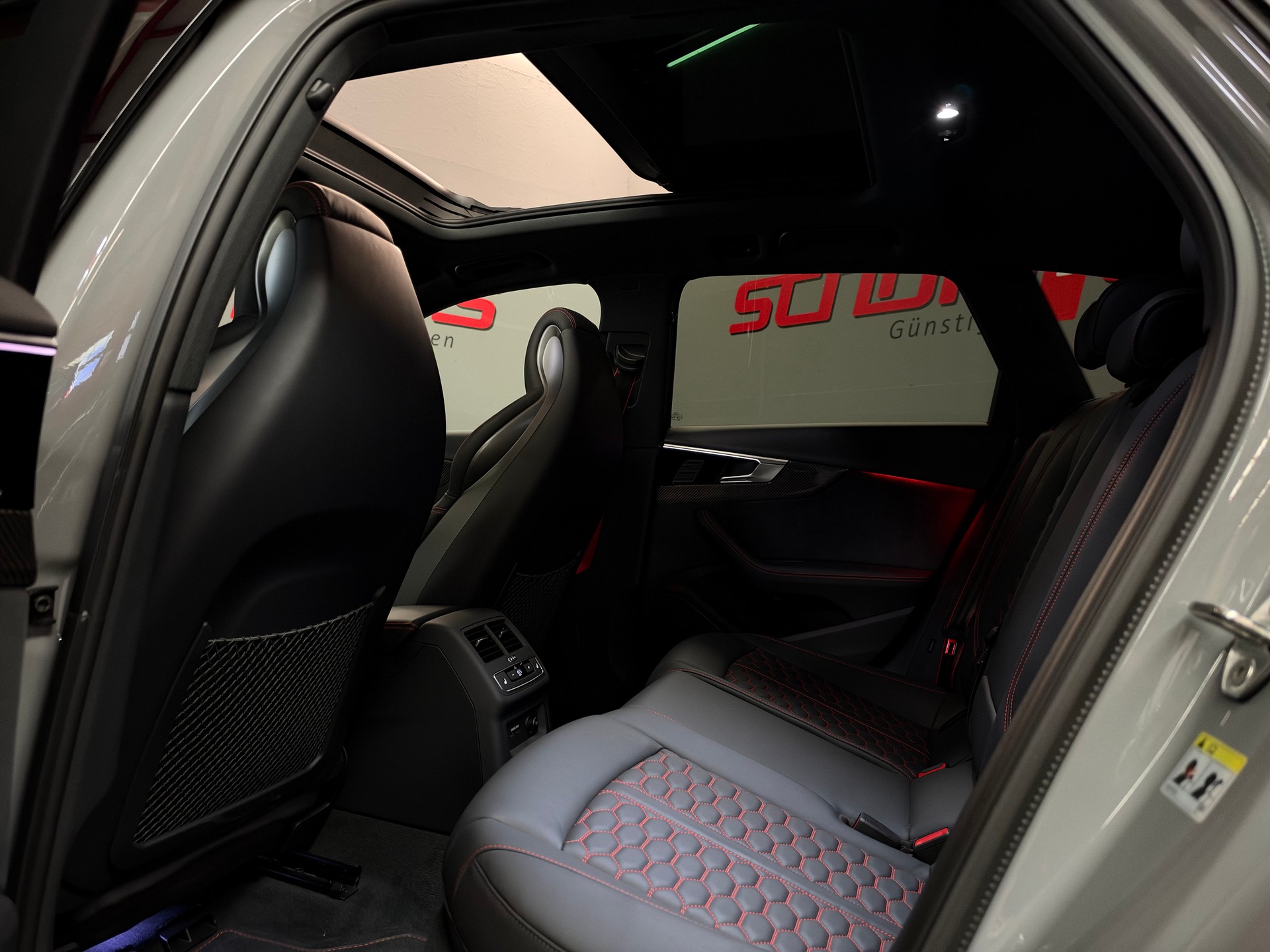 AUDI RS4 Avant quattro tiptronic-image-21