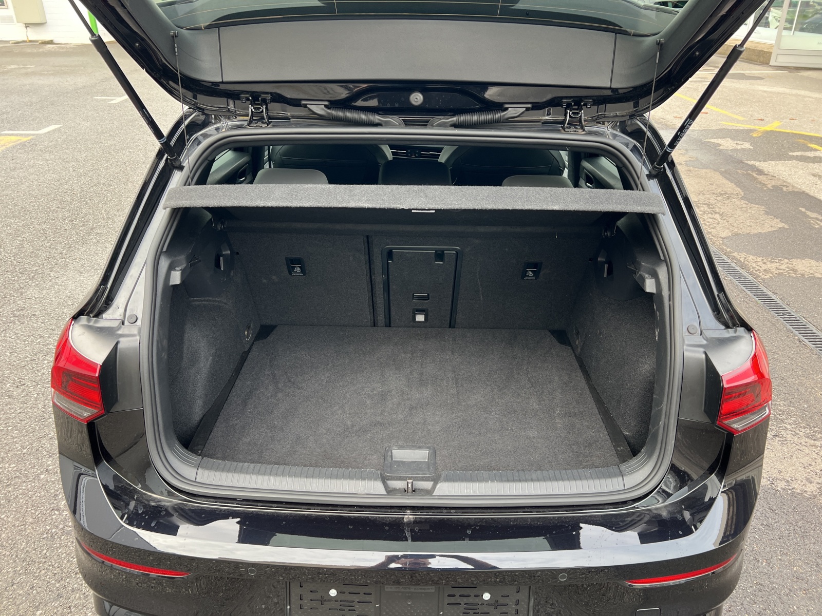 VW Golf VIII 1.5 eTSI R-Line DSG-image-14