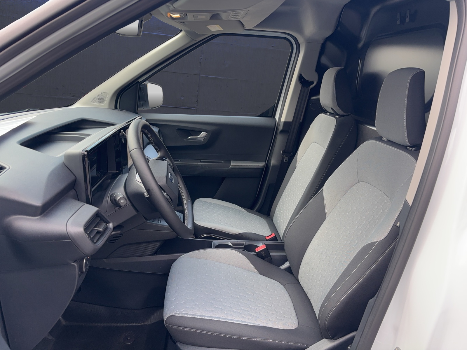 FORD E-Transit Courier Van 136 PS Limited-image-6