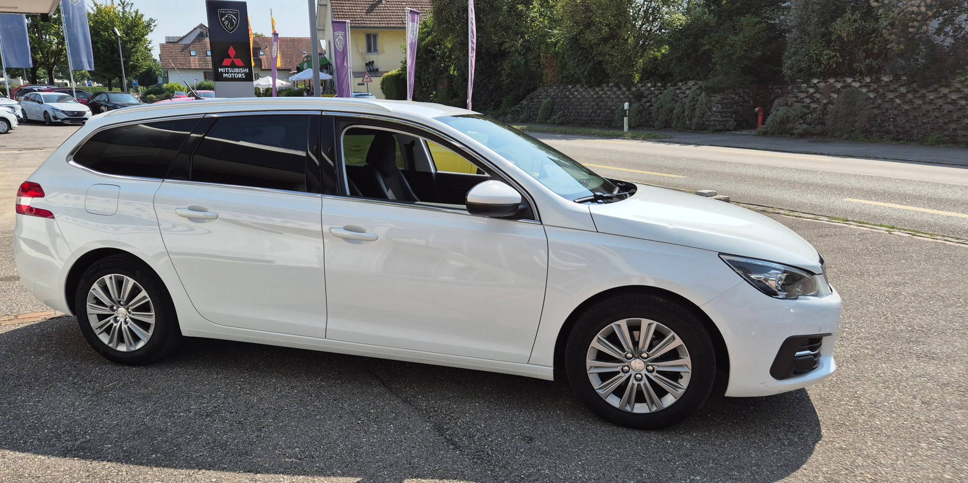 PEUGEOT 308 SW 1.5 BlueHDI Allure-image-3