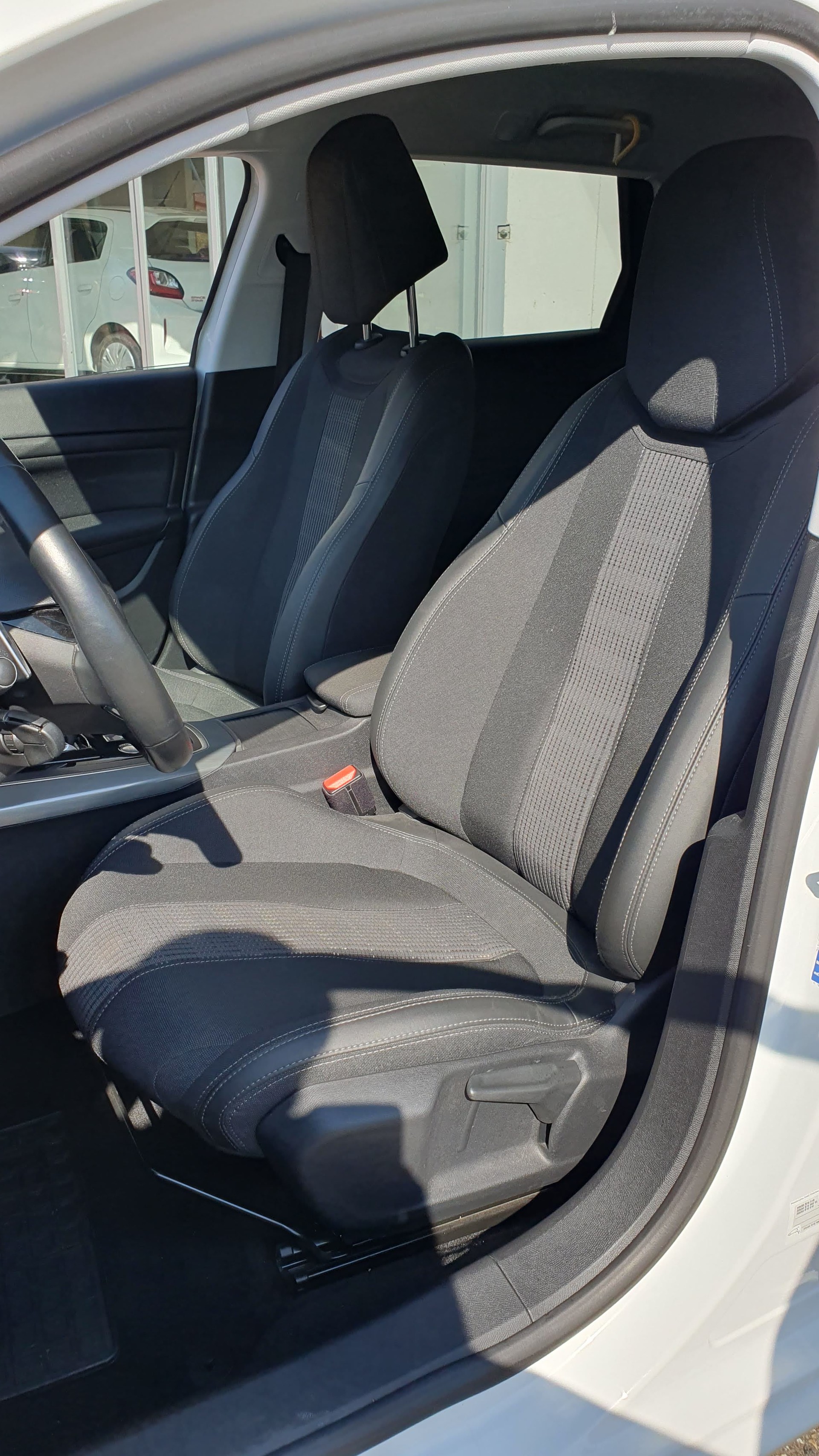 PEUGEOT 308 SW 1.5 BlueHDI Allure-image-10