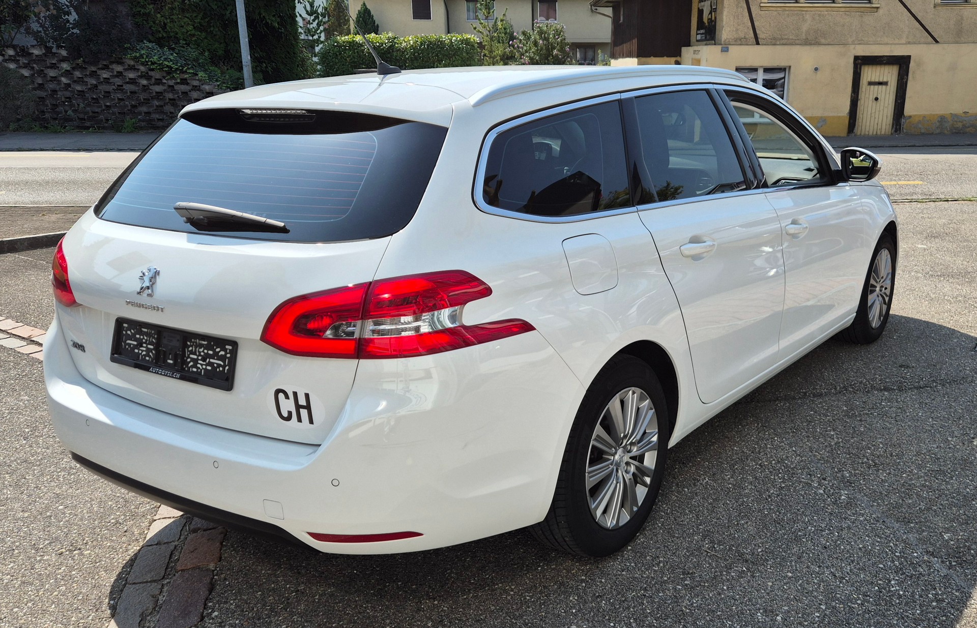 PEUGEOT 308 SW 1.5 BlueHDI Allure-image-2