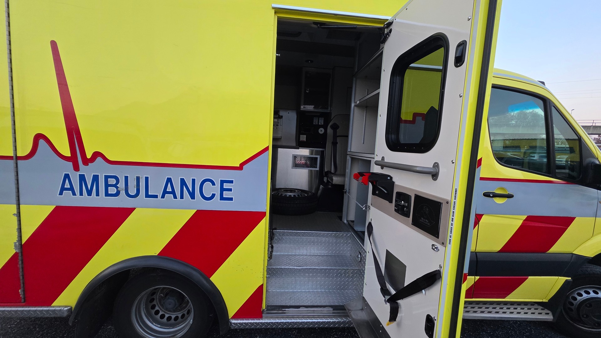 MERCEDES-BENZ Sprinter 519 CDI Lang 4x4 Automat-image-5