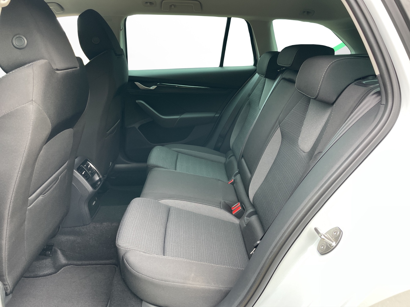 SKODA Octavia Combi 2.0 TSI DSG Selection 4x4-image-13
