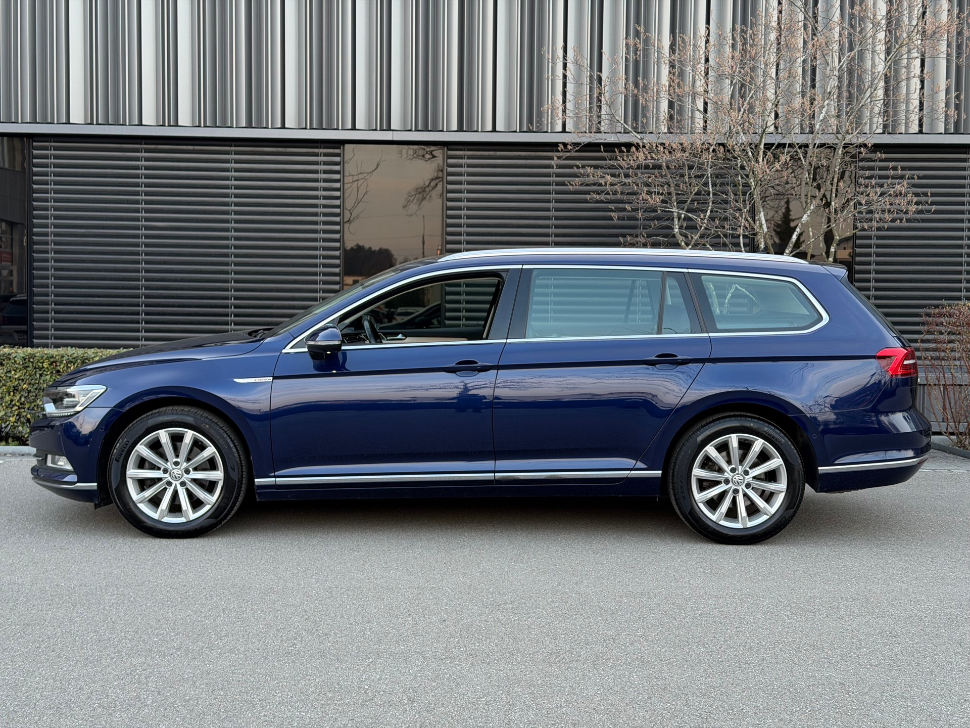 VW Passat Variant 2.0 TDI BMT Highline DSG 4Motion-image-1