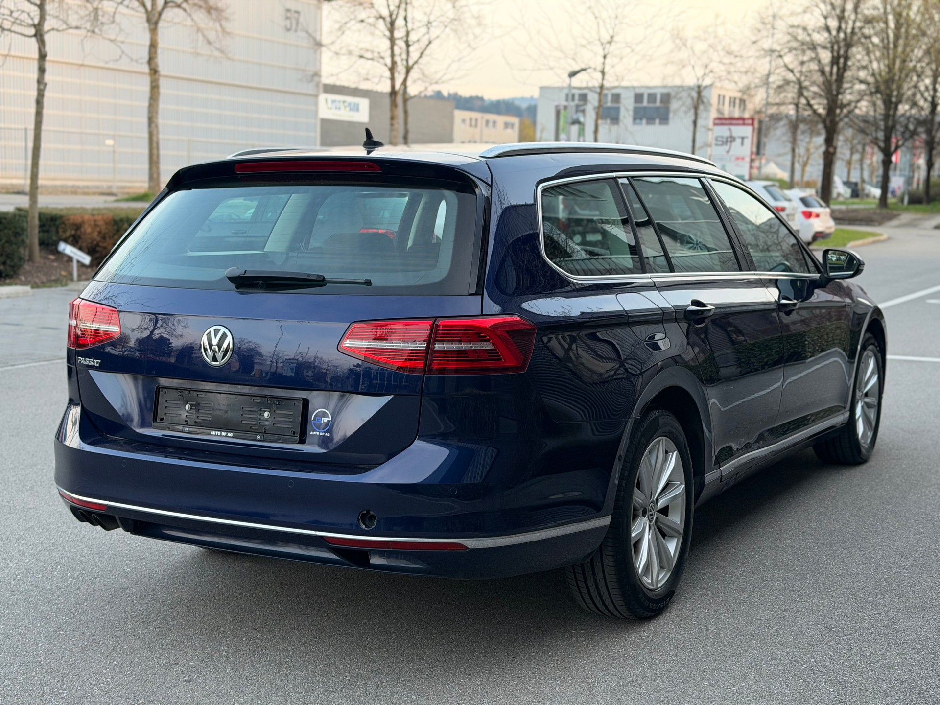 VW Passat Variant 2.0 TDI BMT Highline DSG 4Motion-image-5