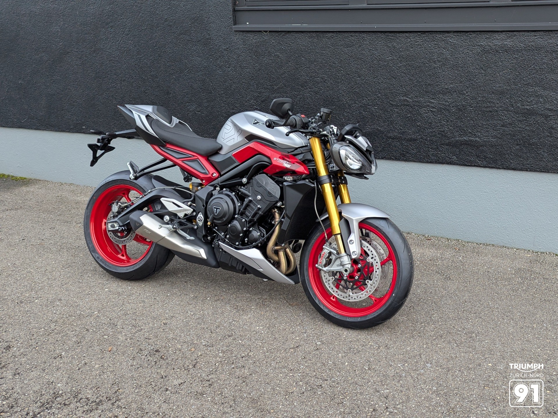 TRIUMPH Street Triple-showroom-element-1