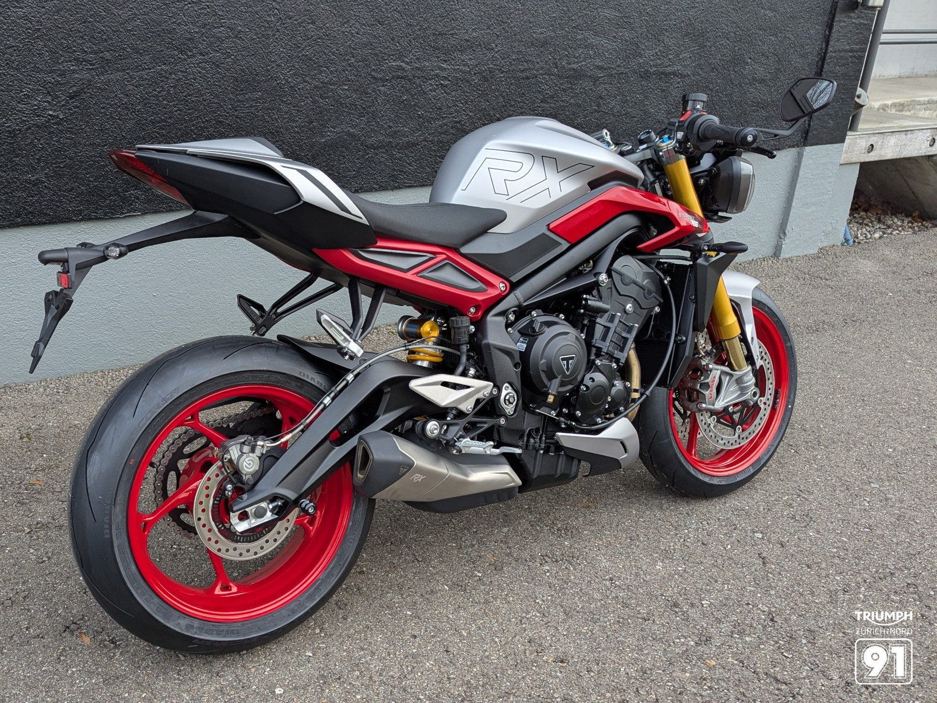 TRIUMPH Street Triple-showroom-element-2