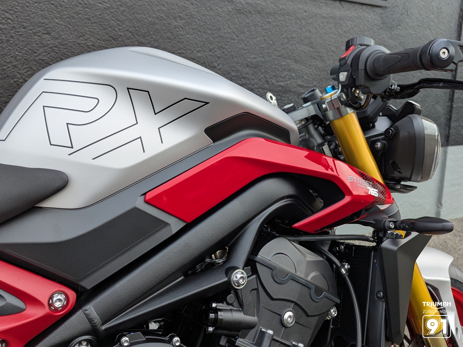 TRIUMPH Street Triple-showroom-element-3