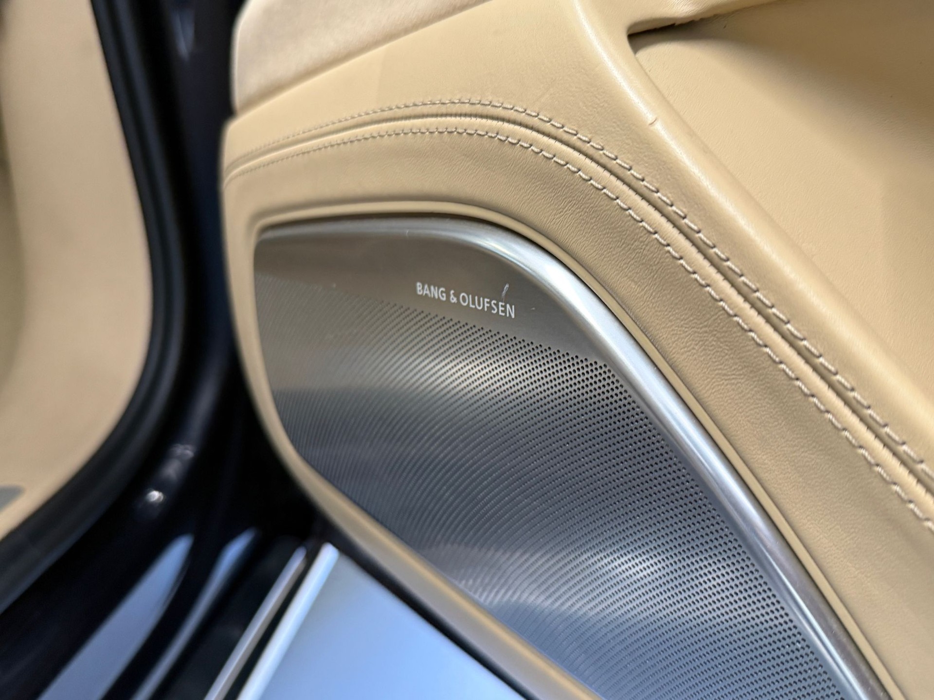 AUDI A8 L 6.3 FSI W12 quattro tiptronic-image-17