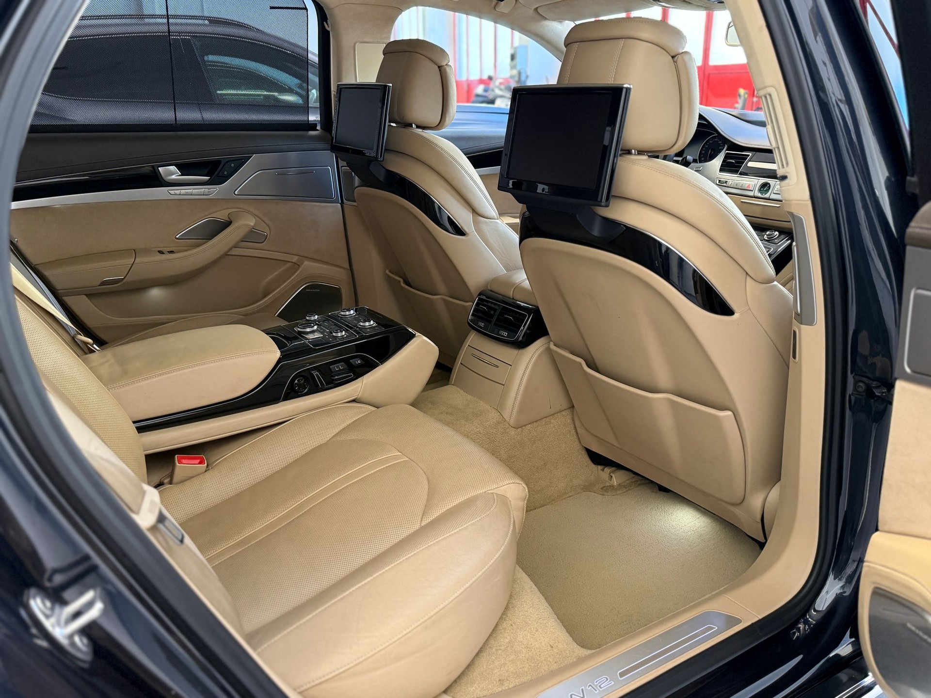 AUDI A8 L 6.3 FSI W12 quattro tiptronic-image-13
