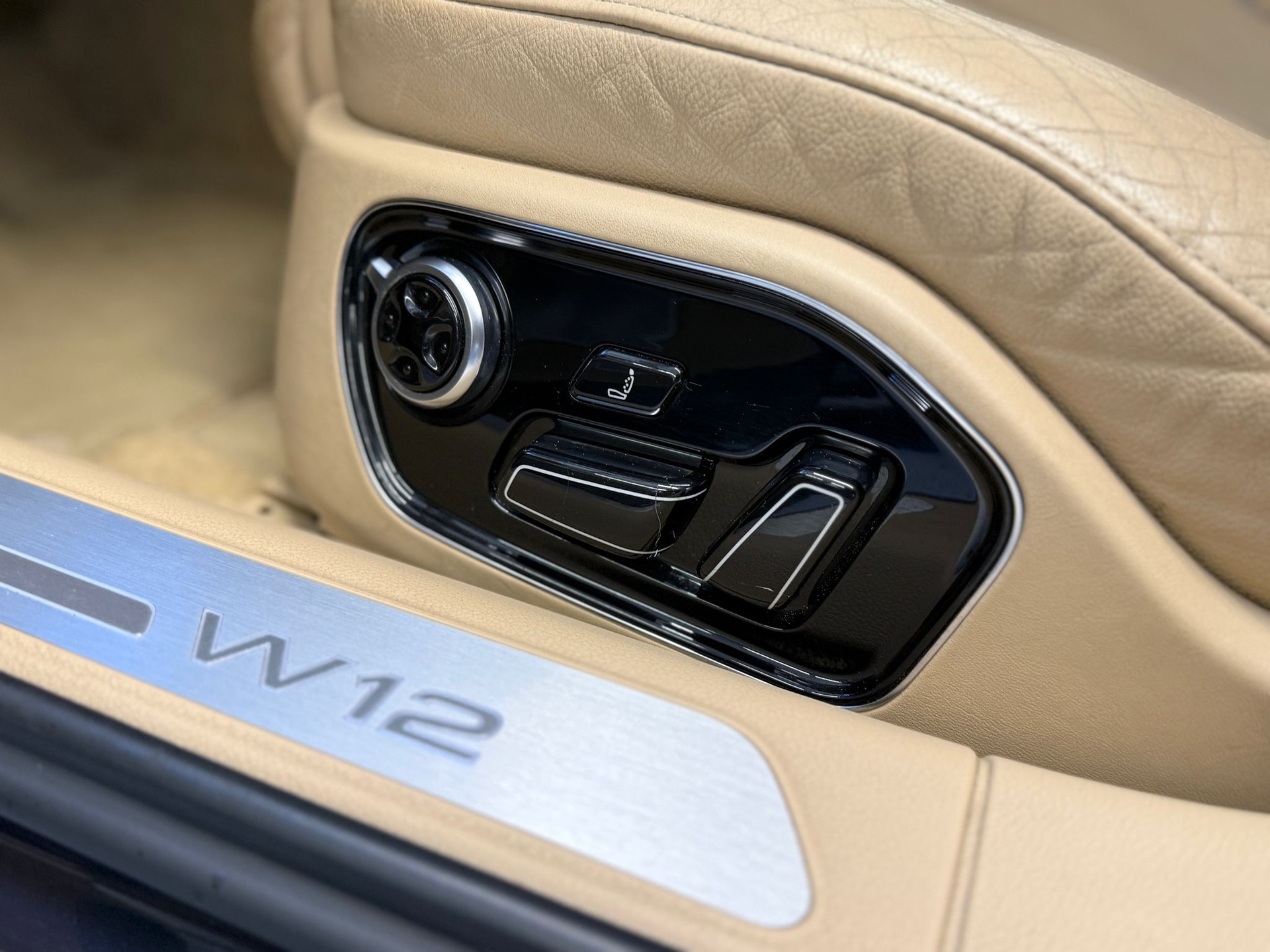 AUDI A8 L 6.3 FSI W12 quattro tiptronic-image-7