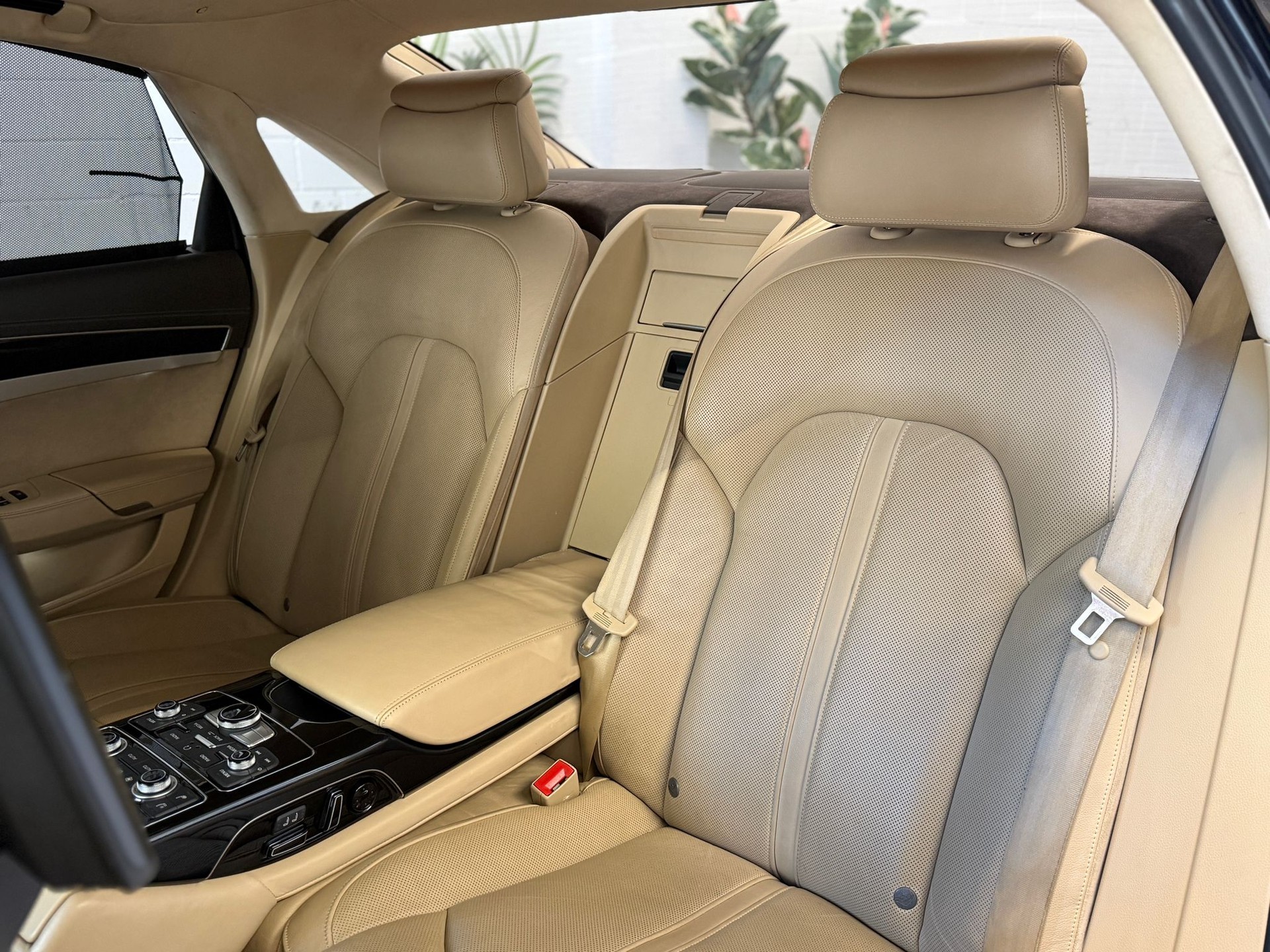 AUDI A8 L 6.3 FSI W12 quattro tiptronic-image-10