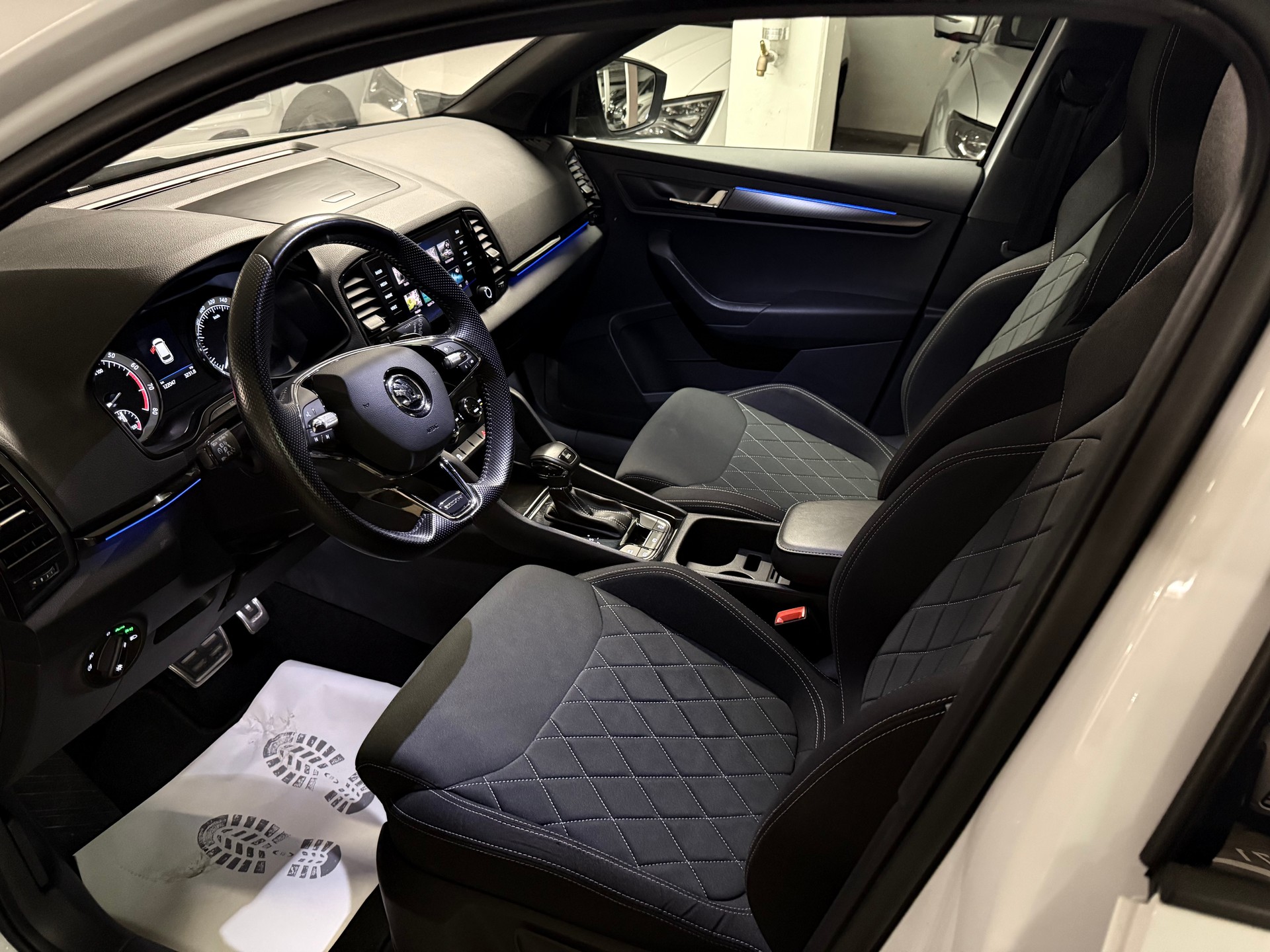 SKODA Karoq 1.5 TSI ACT SportLine DSG Panorama Glasdach, Ambiente Beleuchtung-image-8