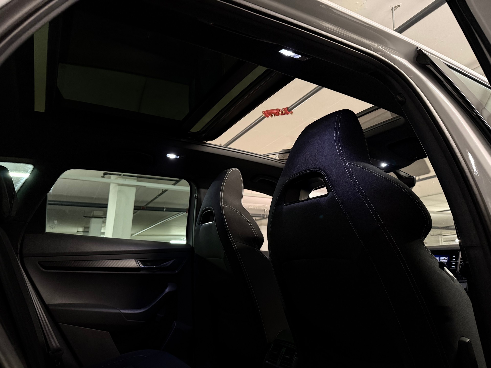 SKODA Karoq 1.5 TSI ACT SportLine DSG Panorama Glasdach, Ambiente Beleuchtung-image-11