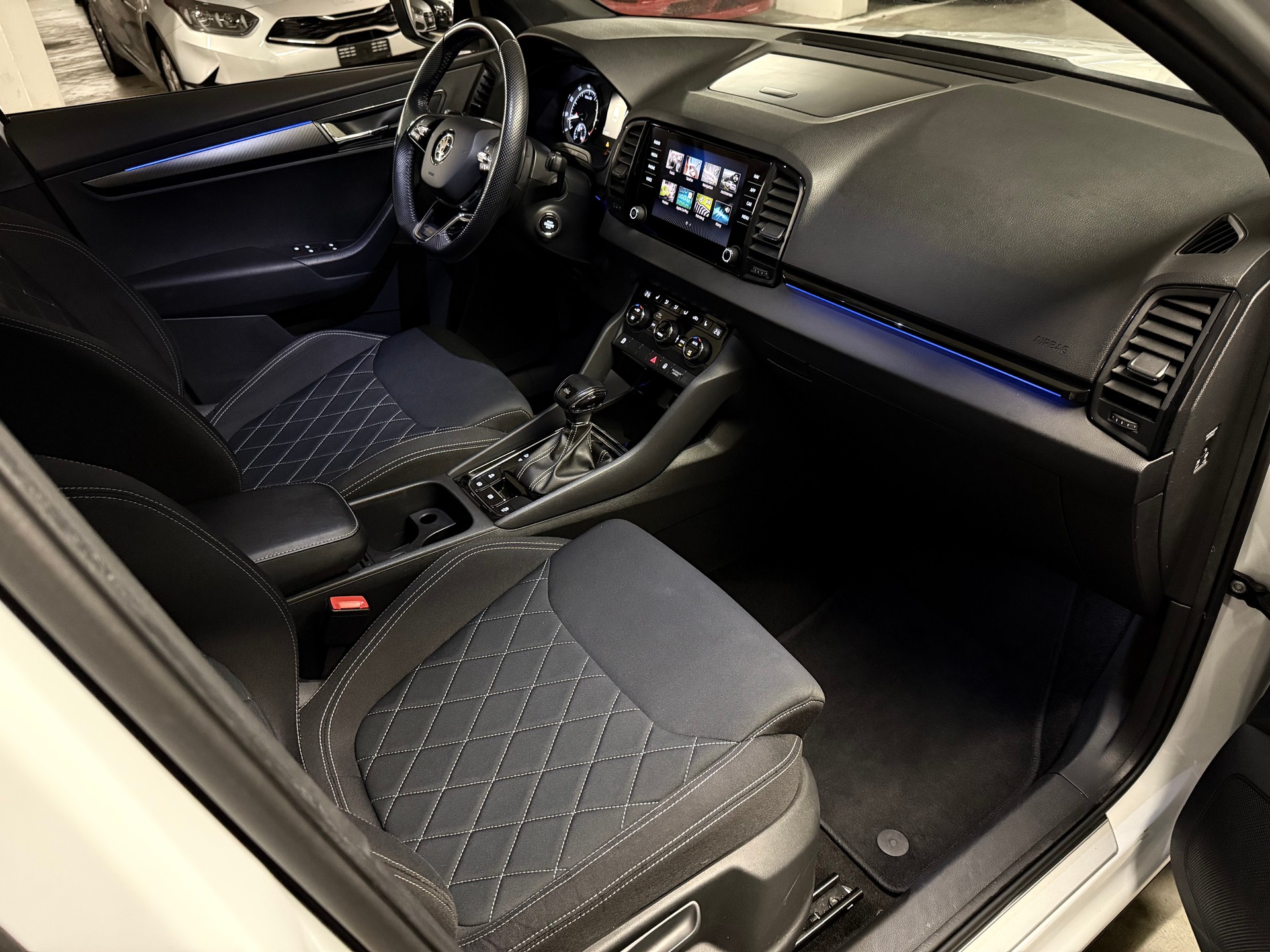 SKODA Karoq 1.5 TSI ACT SportLine DSG Panorama Glasdach, Ambiente Beleuchtung-image-9
