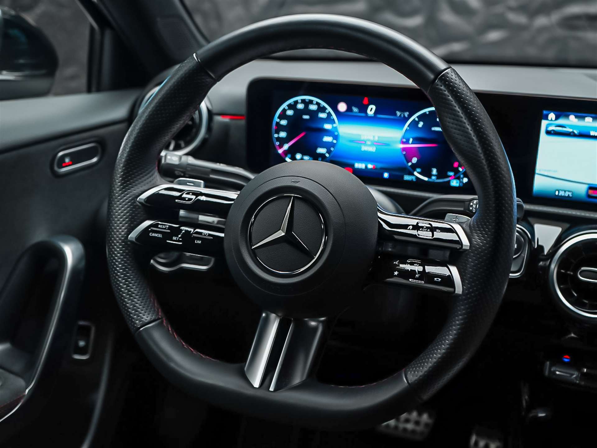 MERCEDES-BENZ A 200 d AMG Line 8G-DCT *Limousine*Facelift*Lenkradheizung*-image-20