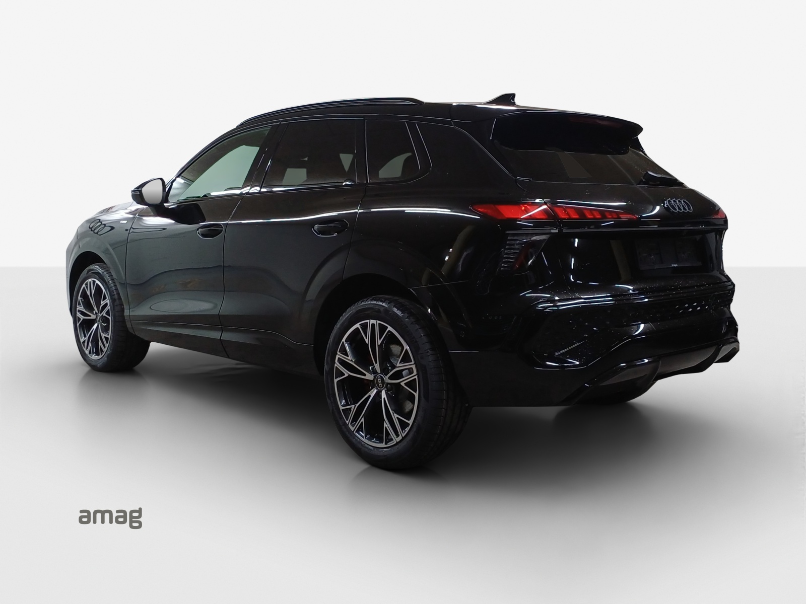 AUDI Q3 SUV 110 kW TFSI S tronic-image-2