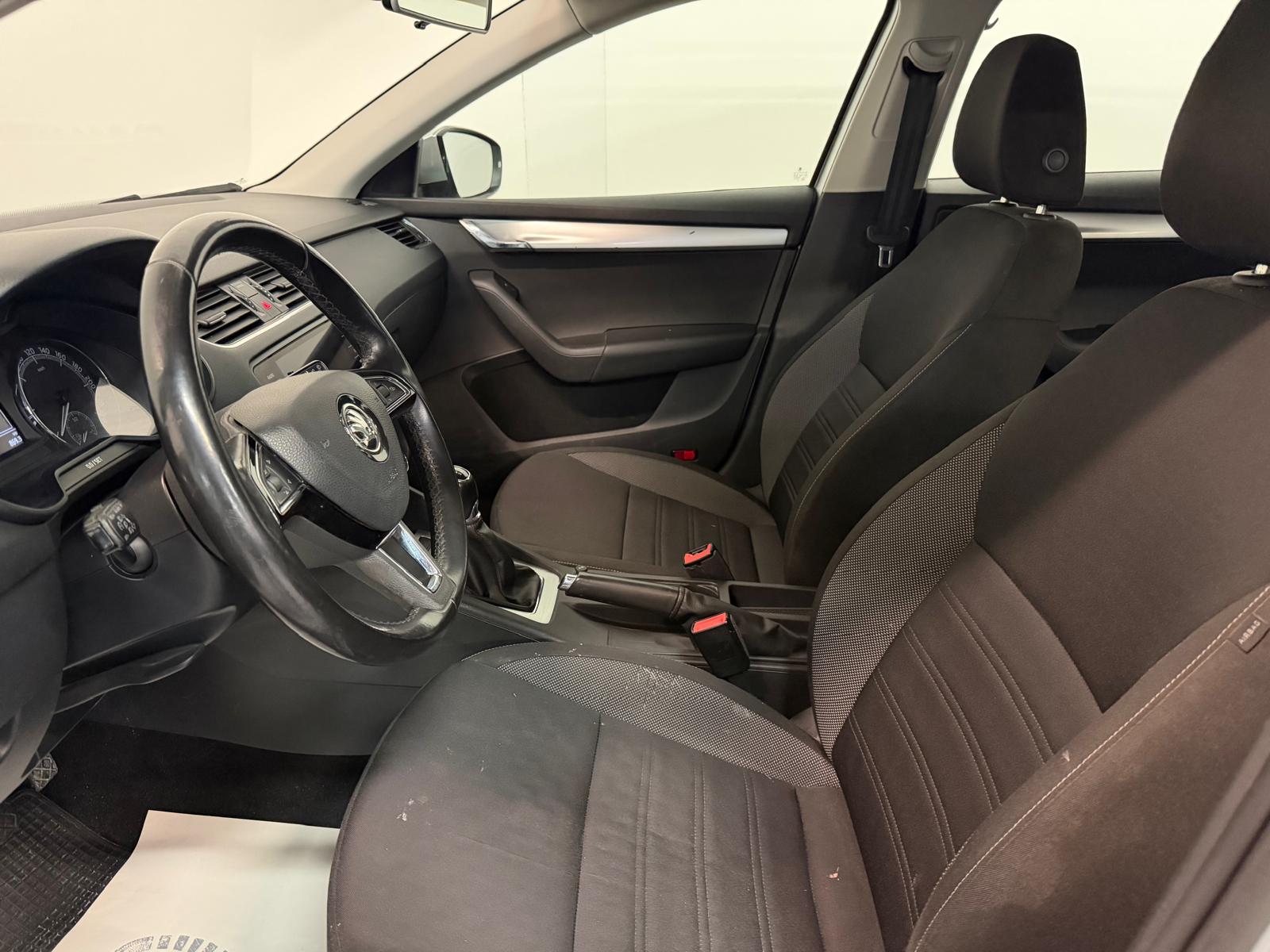 SKODA Octavia Combi 1.6 TDI Ambition-image-13