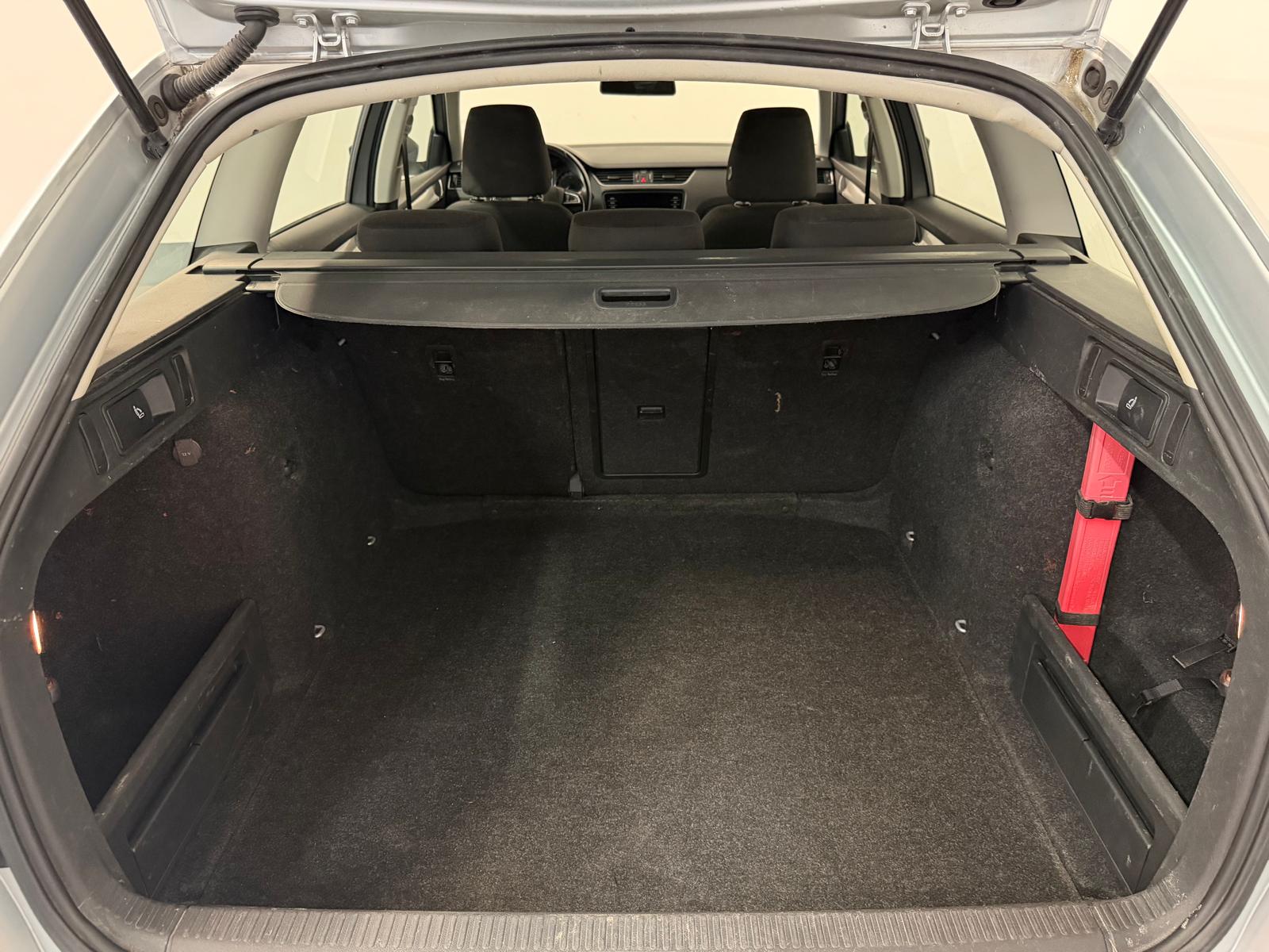 SKODA Octavia Combi 1.6 TDI Ambition-image-11