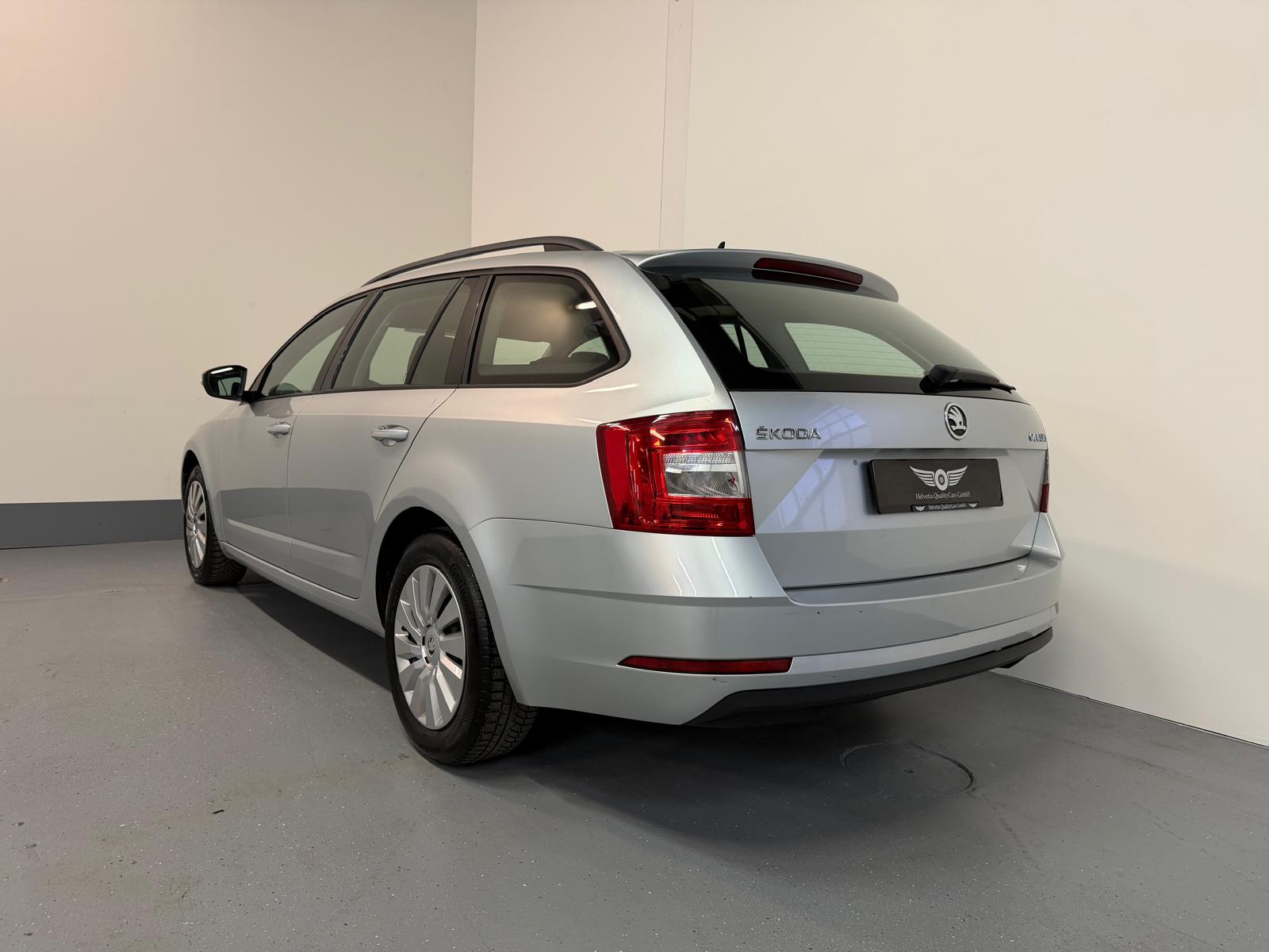 SKODA Octavia Combi 1.6 TDI Ambition-image-9