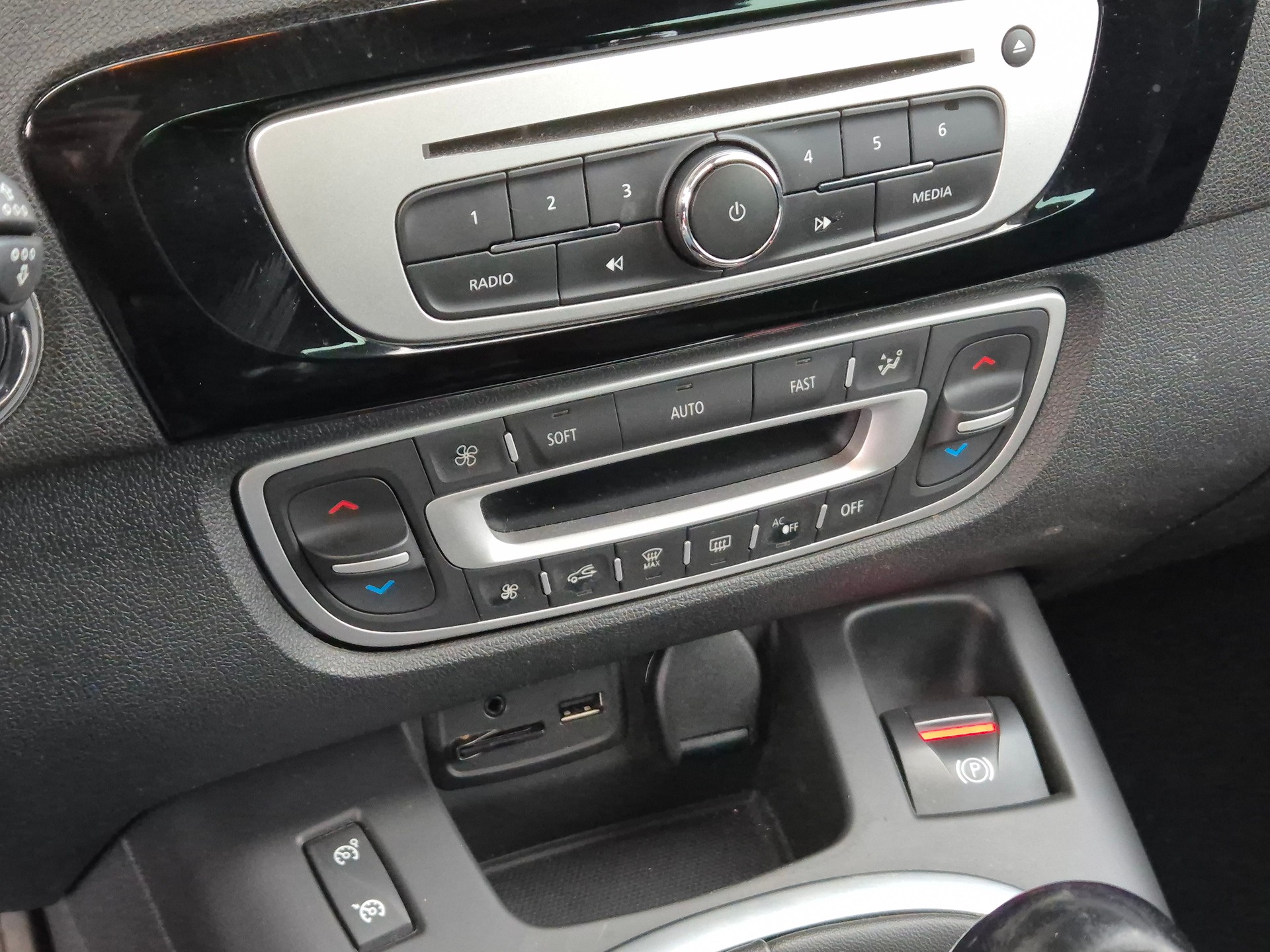 RENAULT GRAND SCÉNIC 1.2 16V TURBO BOSE-image-26