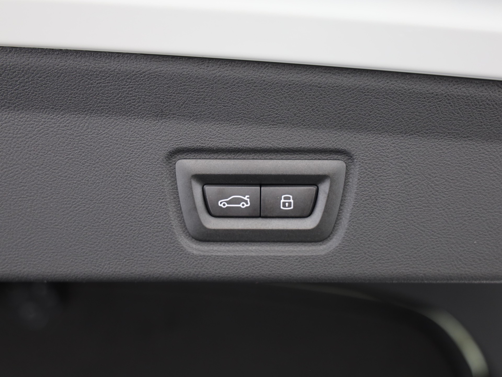 BMW i4 xDrive40-image-11