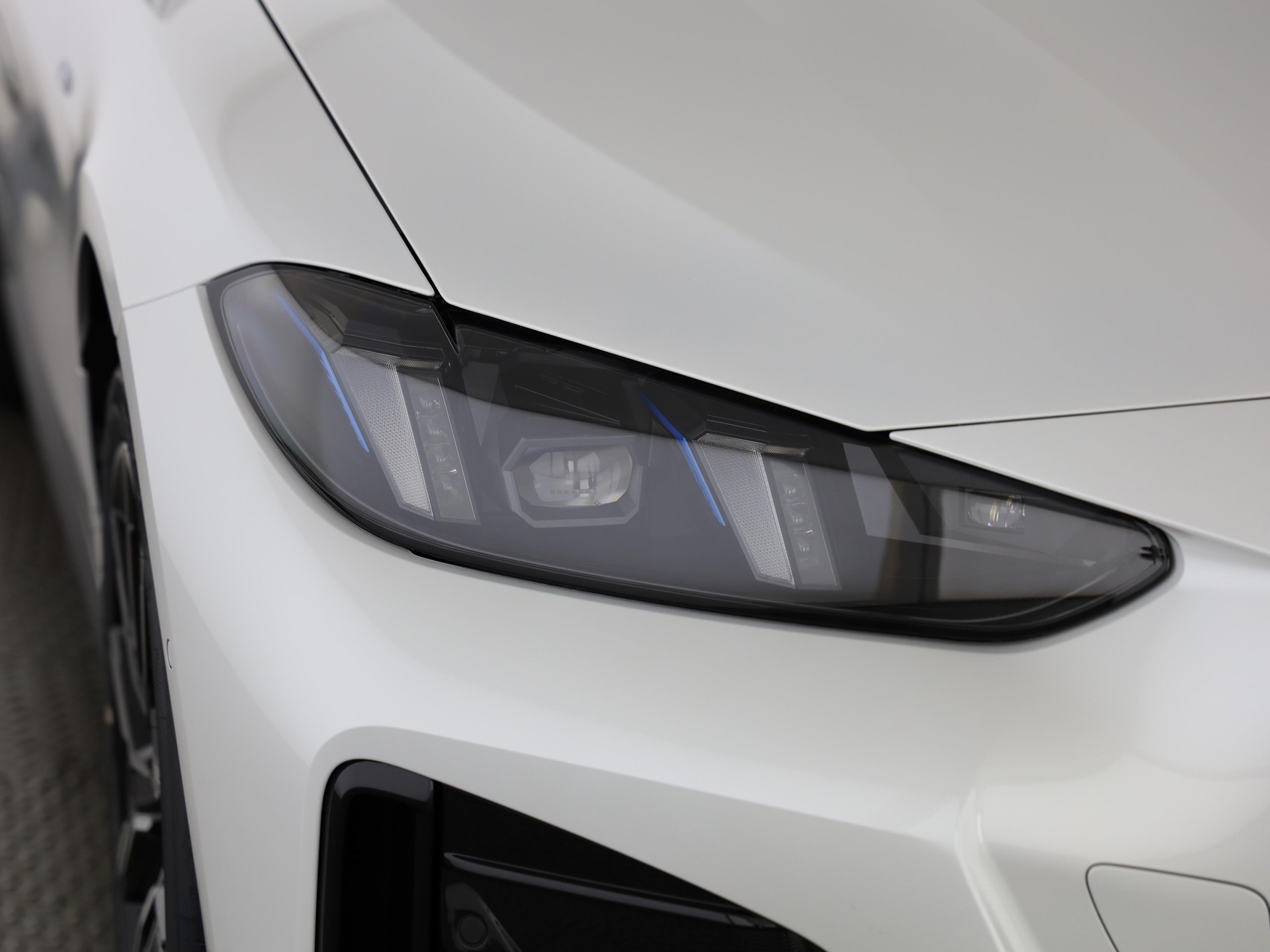 BMW i4 xDrive40-image-5