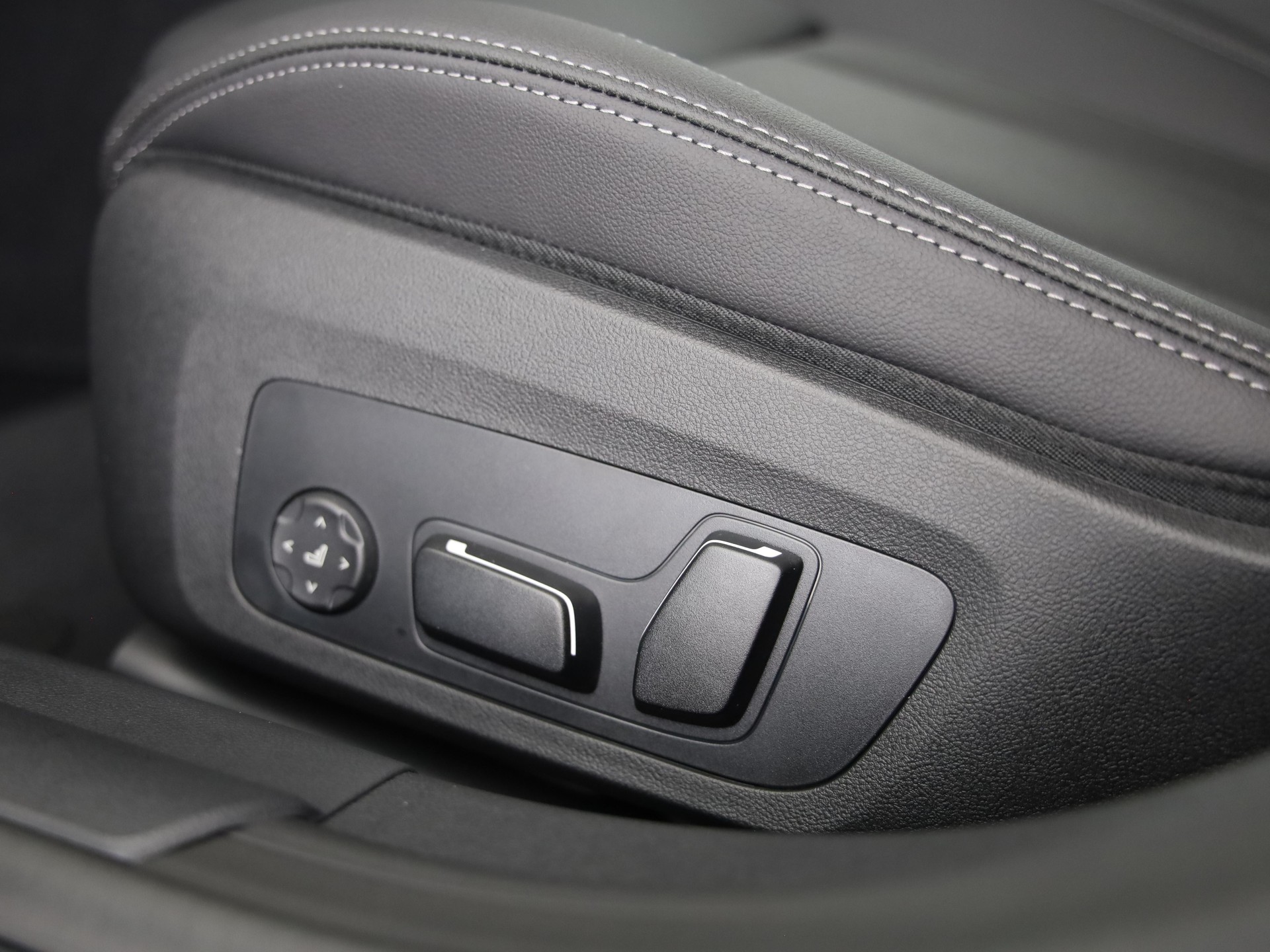 BMW i4 xDrive40-image-10