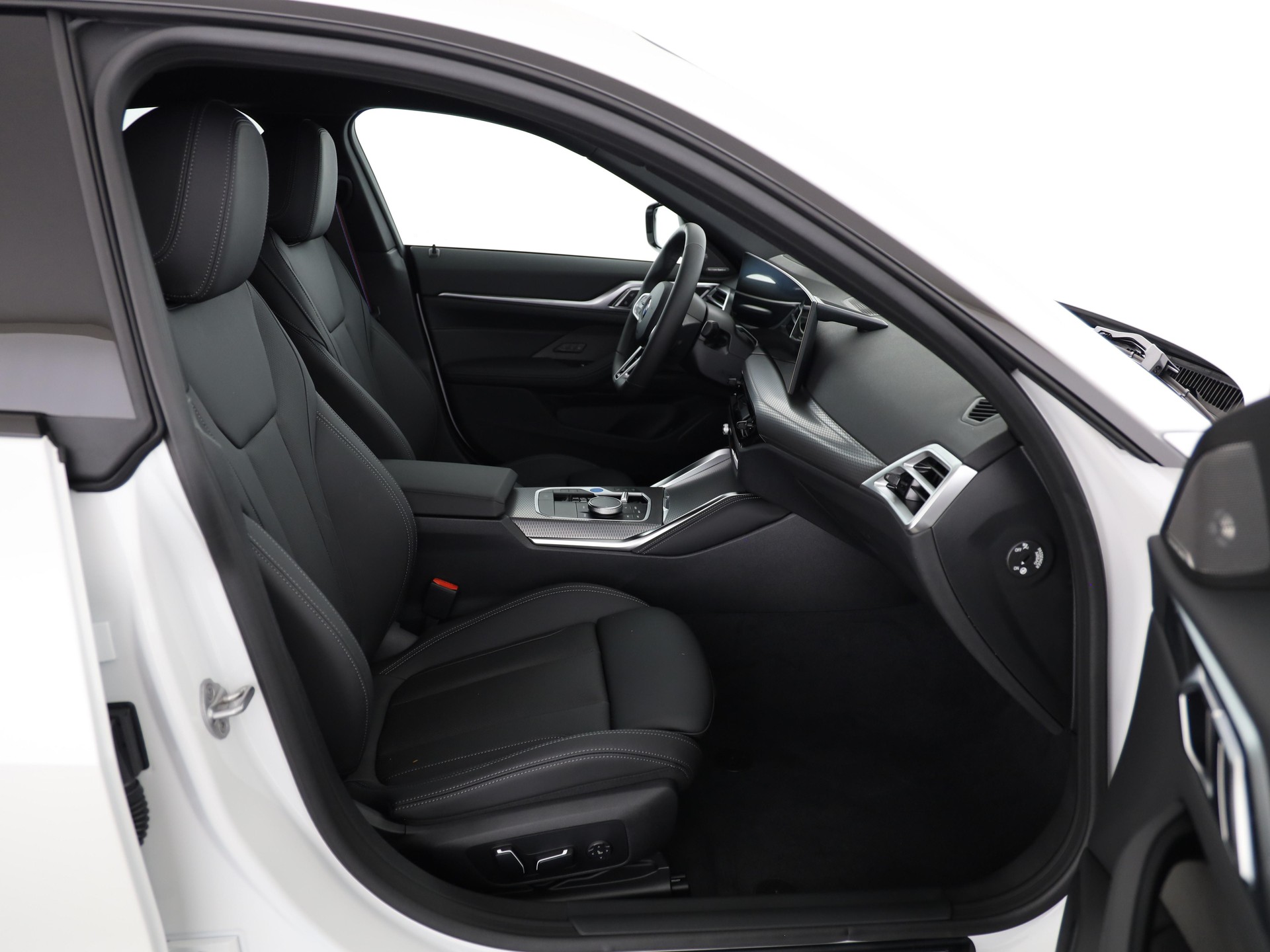 BMW i4 xDrive40-image-14