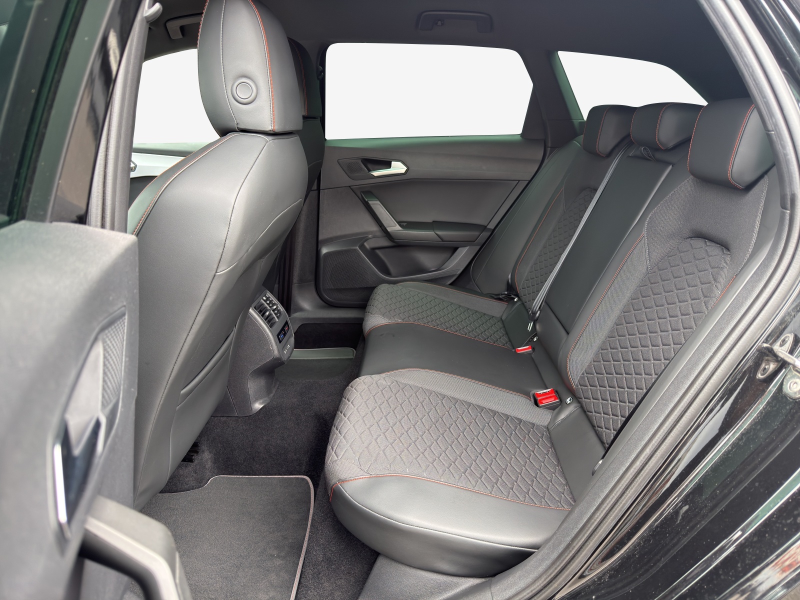 SEAT Leon ST 1.5 Eco TSI Hola FR-image-11