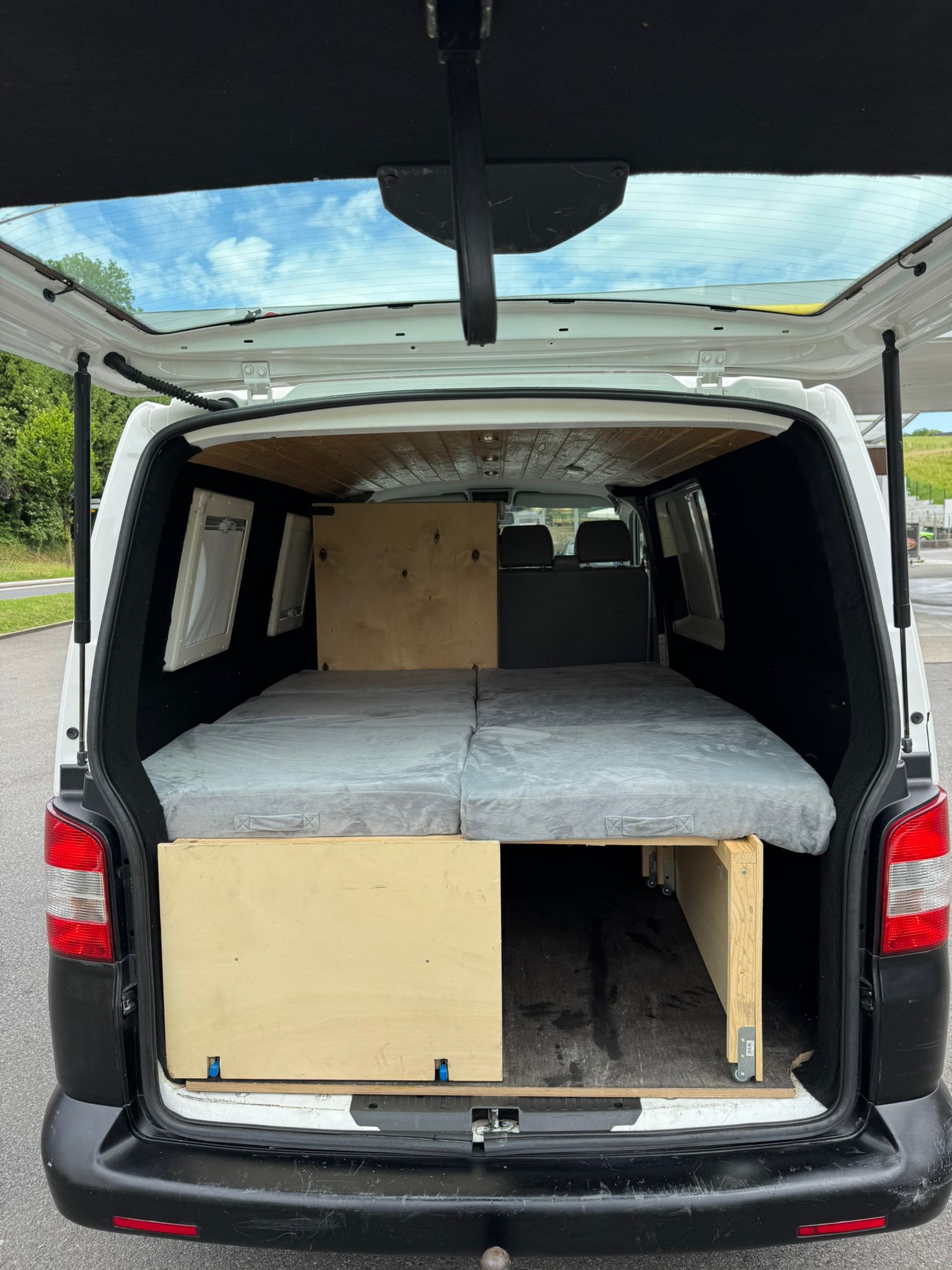 VW T5 2.0 TDI Camper-image-11