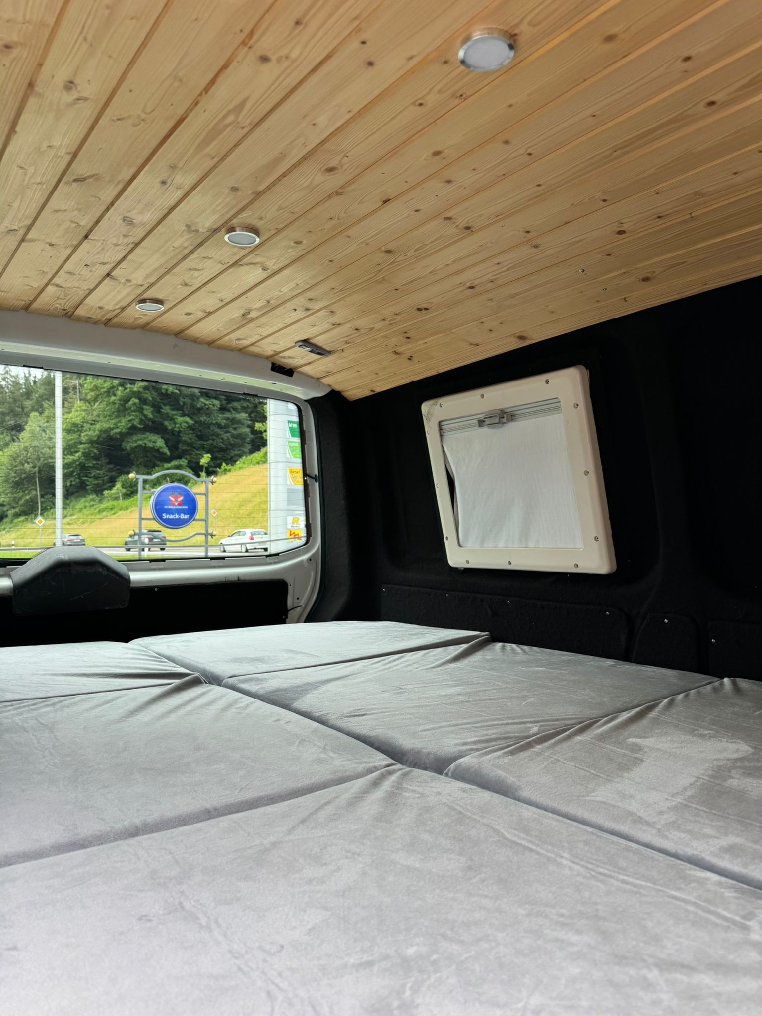 VW T5 2.0 TDI Camper-image-12