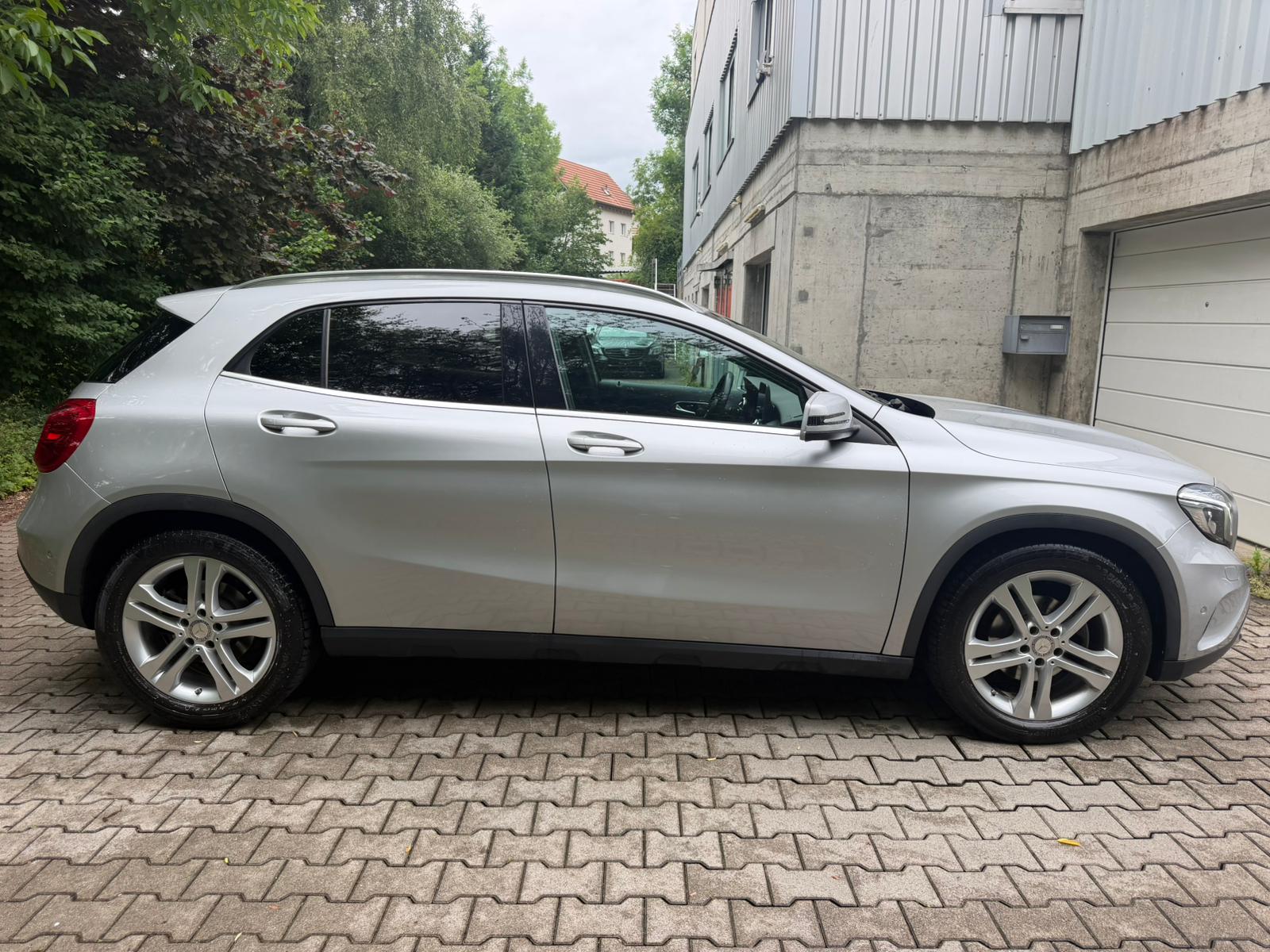 MERCEDES-BENZ GLA 220 d Urban 4Matic 7G-DCT-image-5