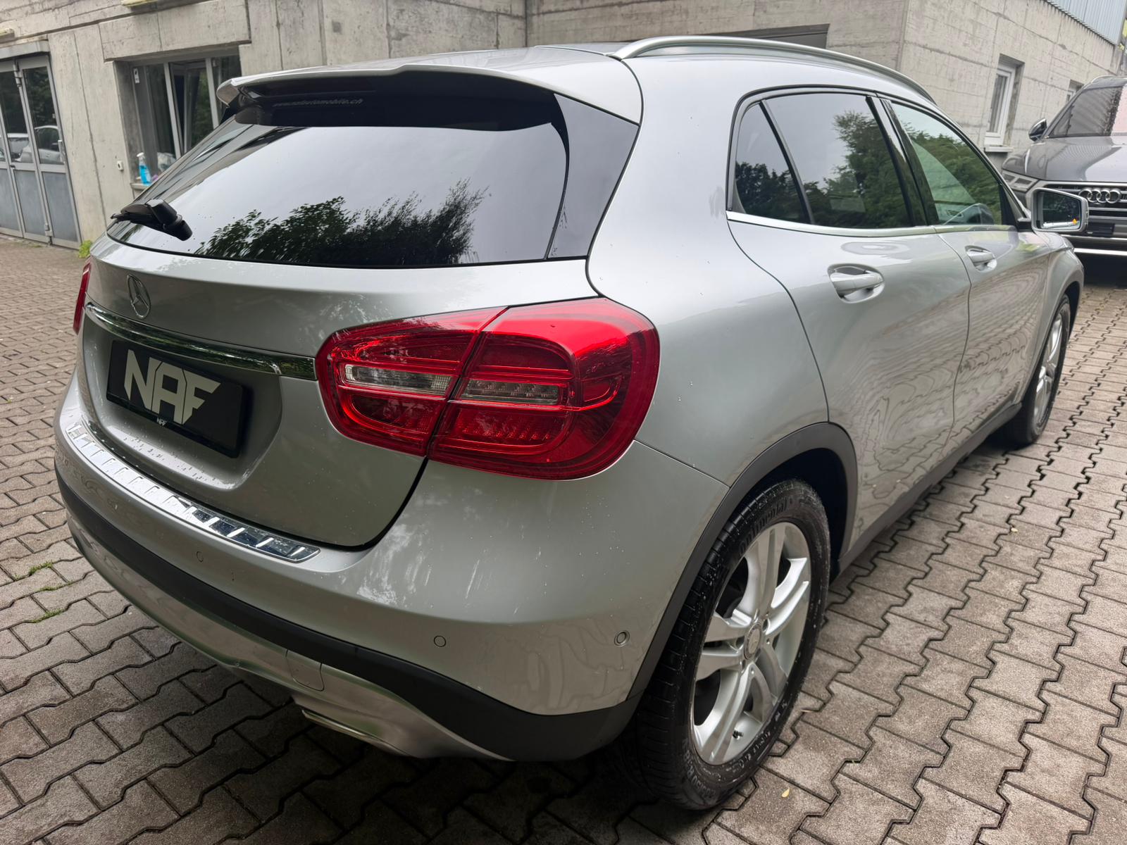 MERCEDES-BENZ GLA 220 d Urban 4Matic 7G-DCT-image-4
