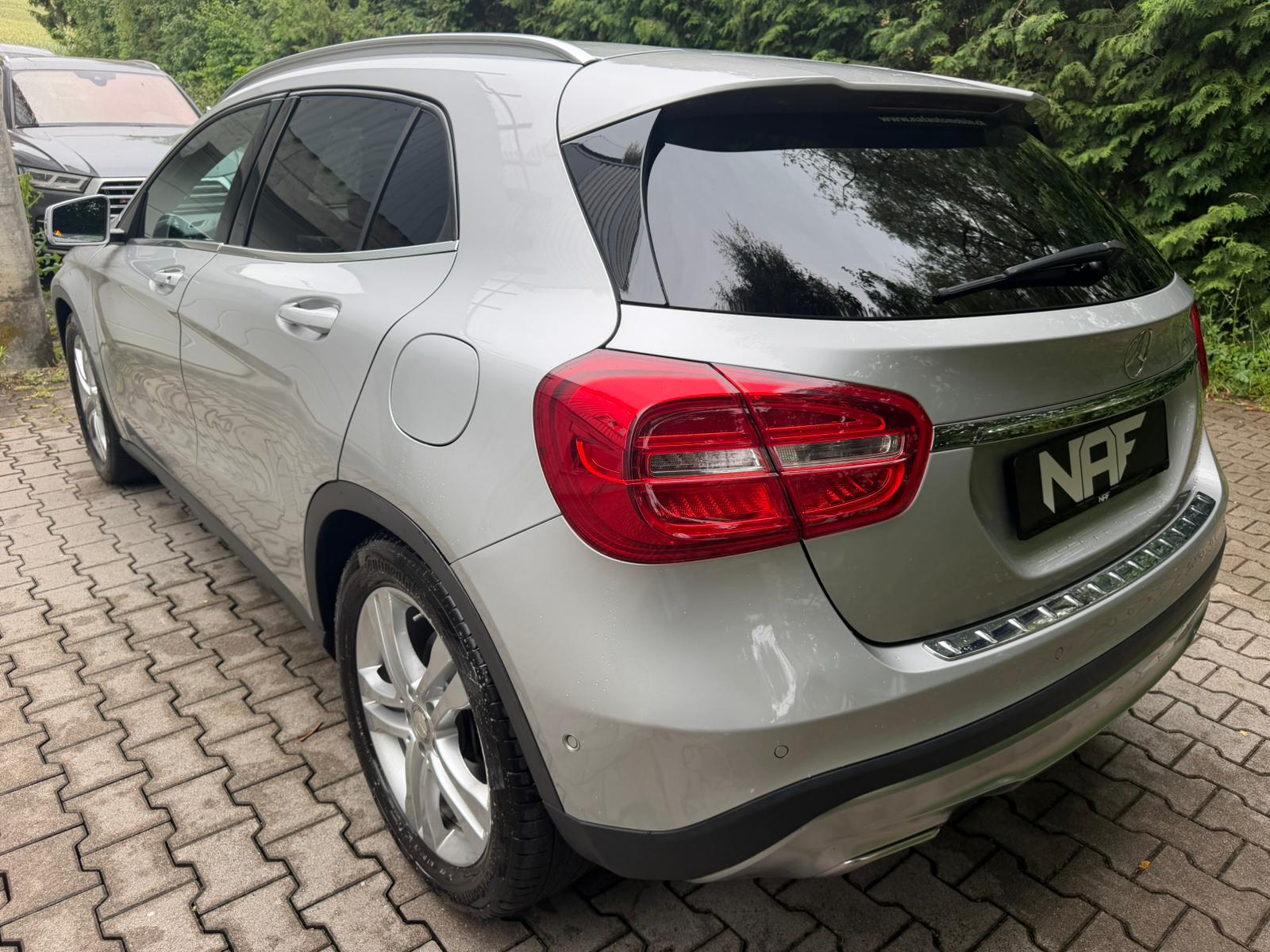 MERCEDES-BENZ GLA 220 d Urban 4Matic 7G-DCT-image-2