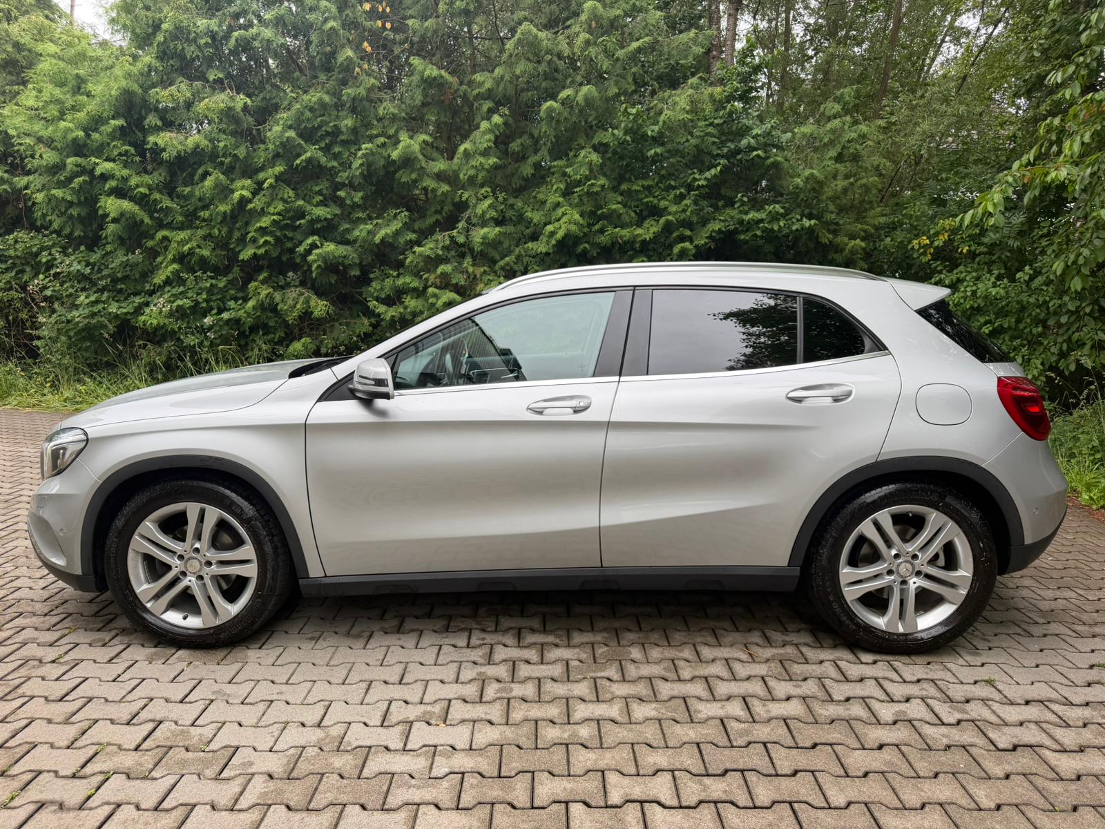 MERCEDES-BENZ GLA 220 d Urban 4Matic 7G-DCT-image-1