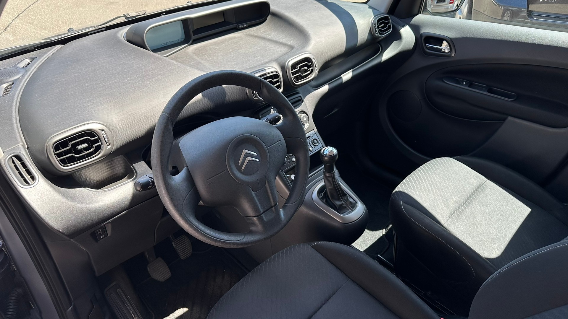 CITROEN C3 Picasso 1.4i 16V Attraction-image-7